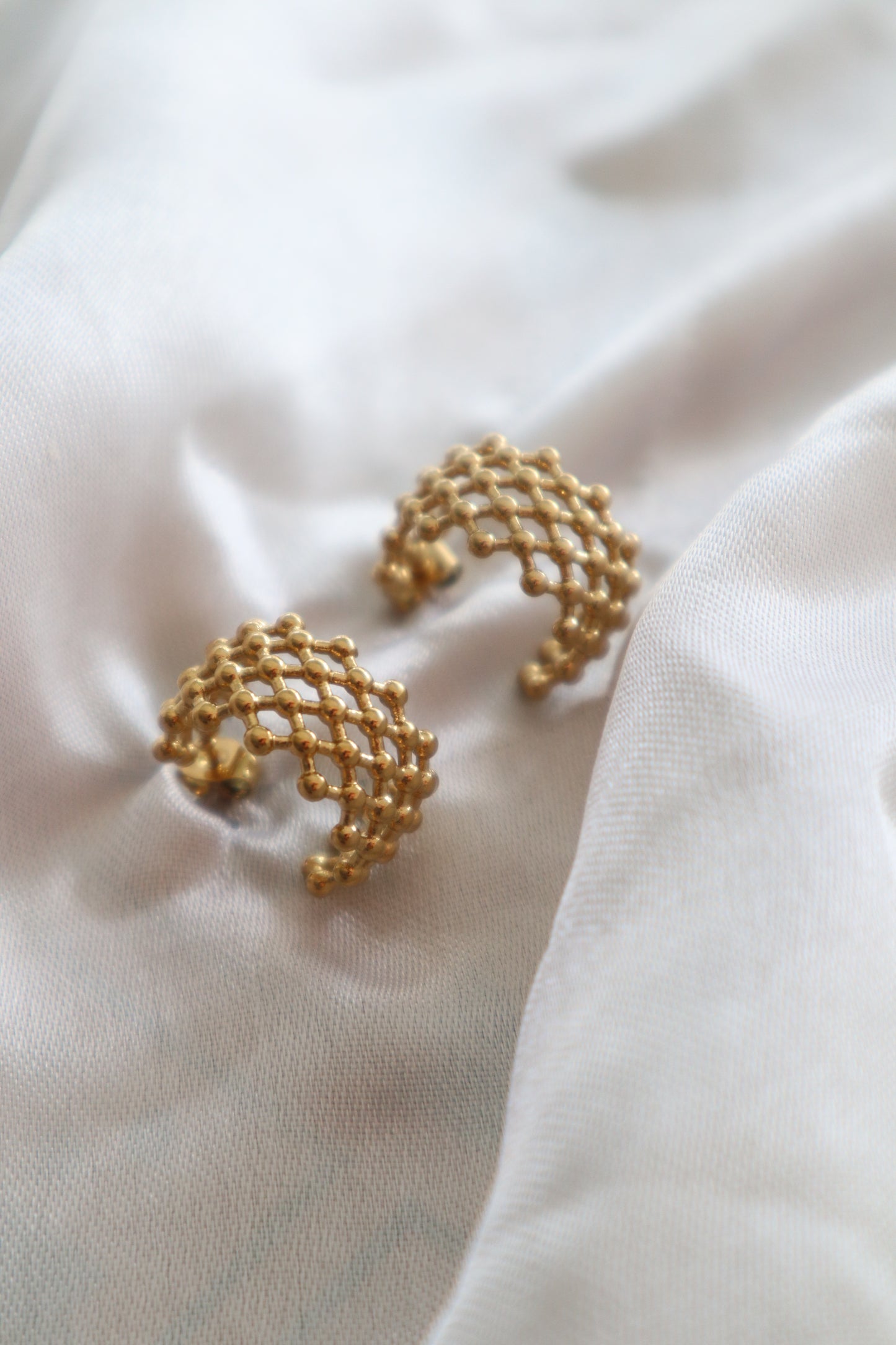 Brincos Bonsai - argolas em aço inoxidável dourado com design de malha | Hera