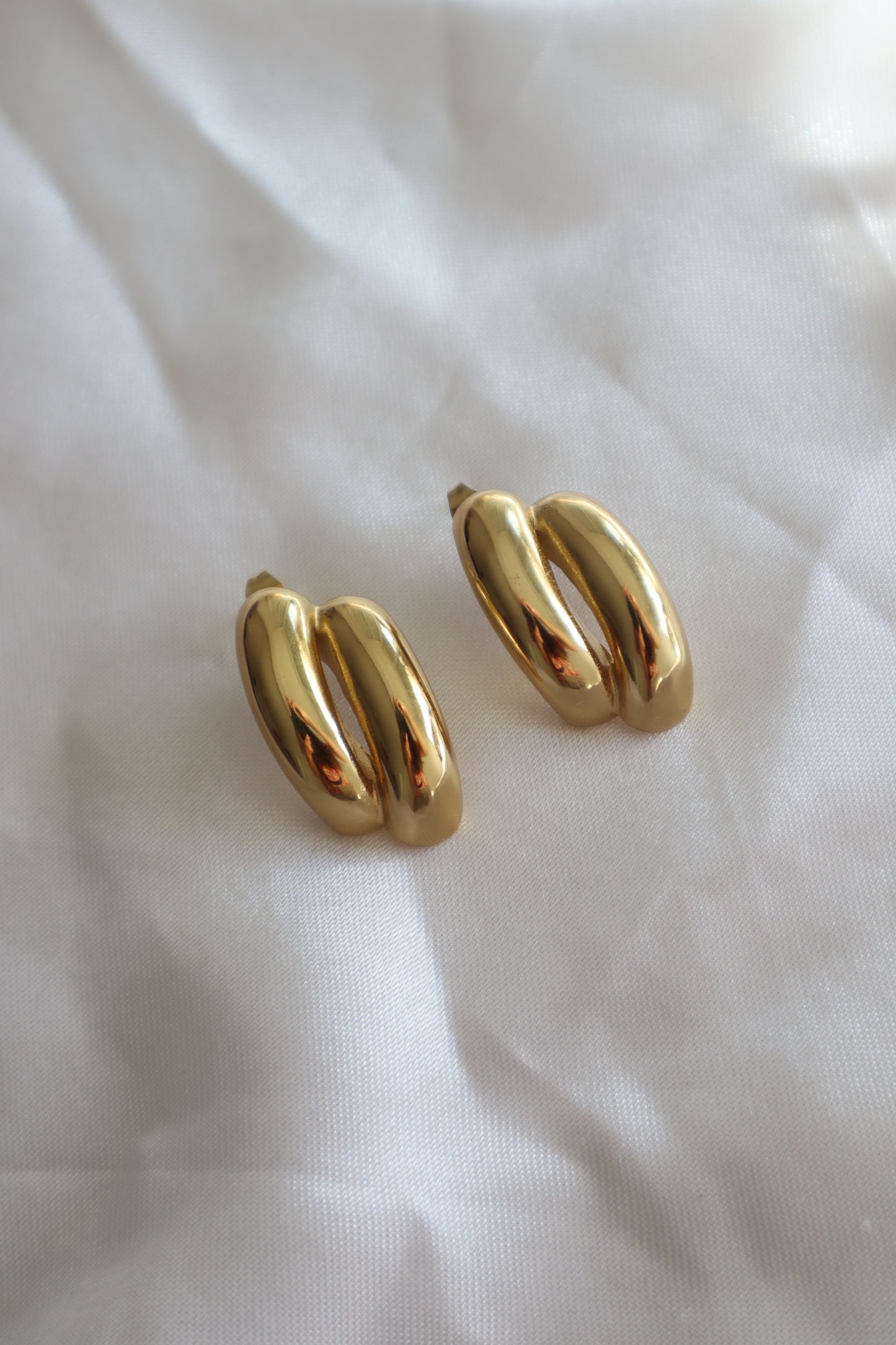 Brincos dourados em aço inoxidável com design delicado inspirado na flor azálea.