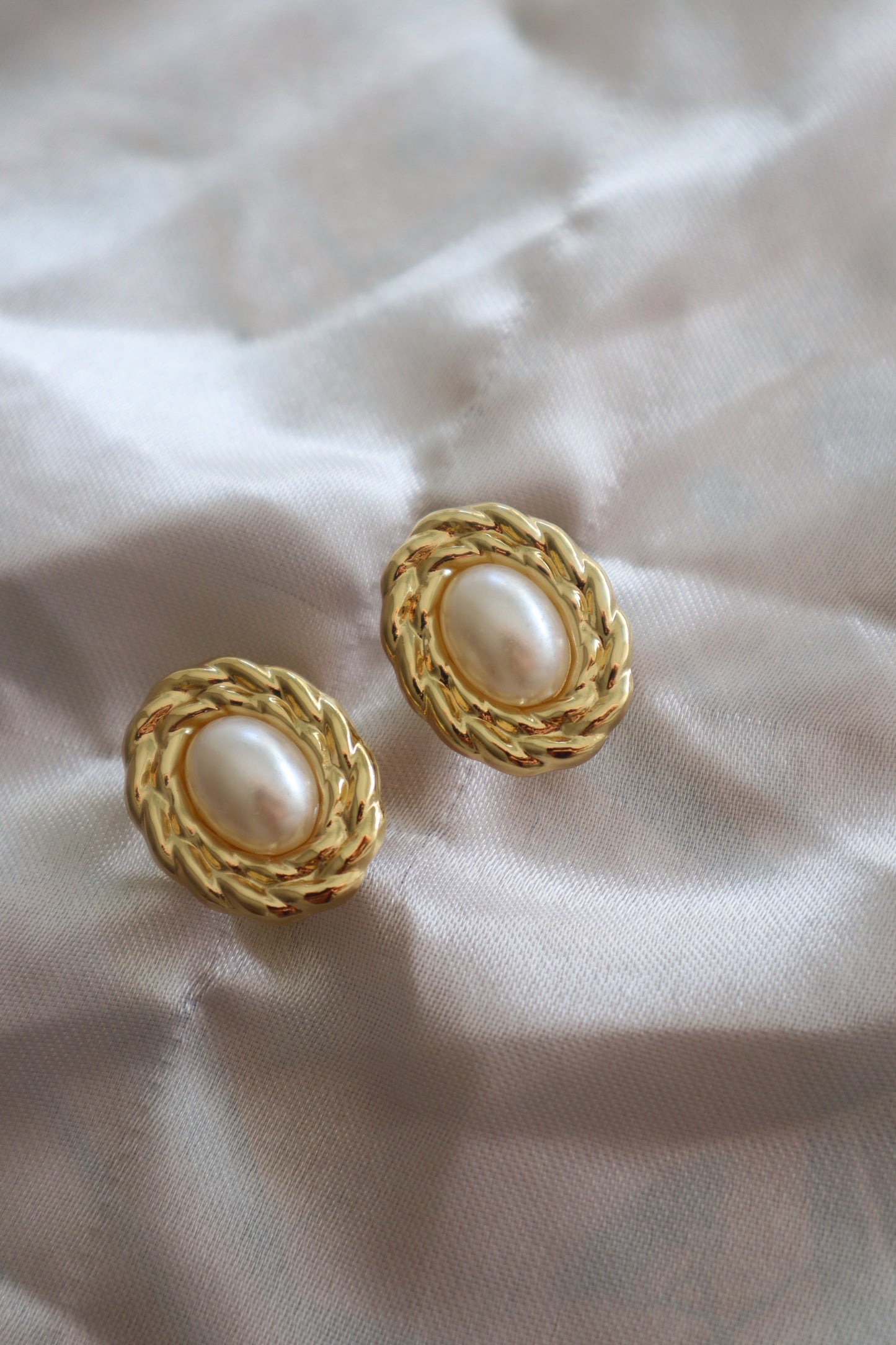 Brincos dourados em aço inoxidável com design vintage e formas arredondadas, inspirados na planta hoya.