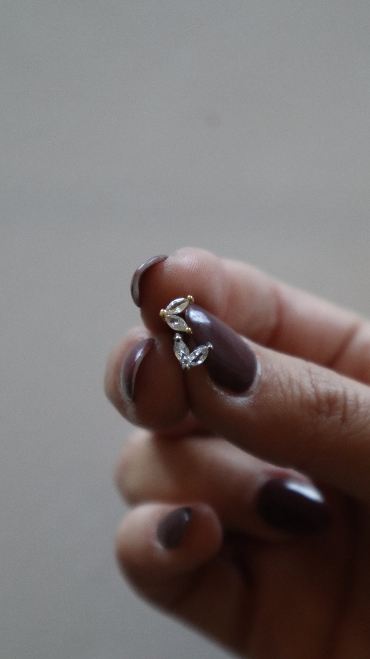 piercing Cori dourado e prateado em aço inoxidável, design orgânico e delicado para todos os furos