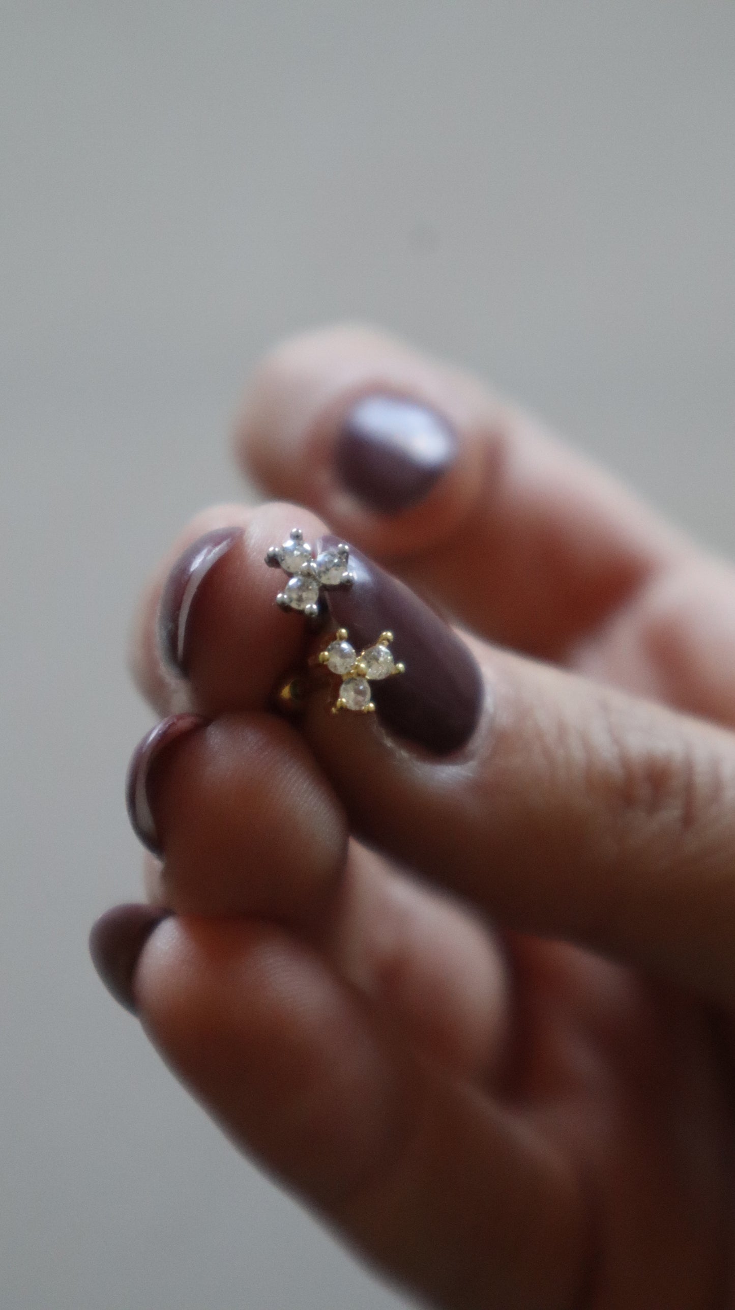 piercing delicado Menta em aço inoxidável, disponível em dourado e prateado, ideal para lóbulo e helix