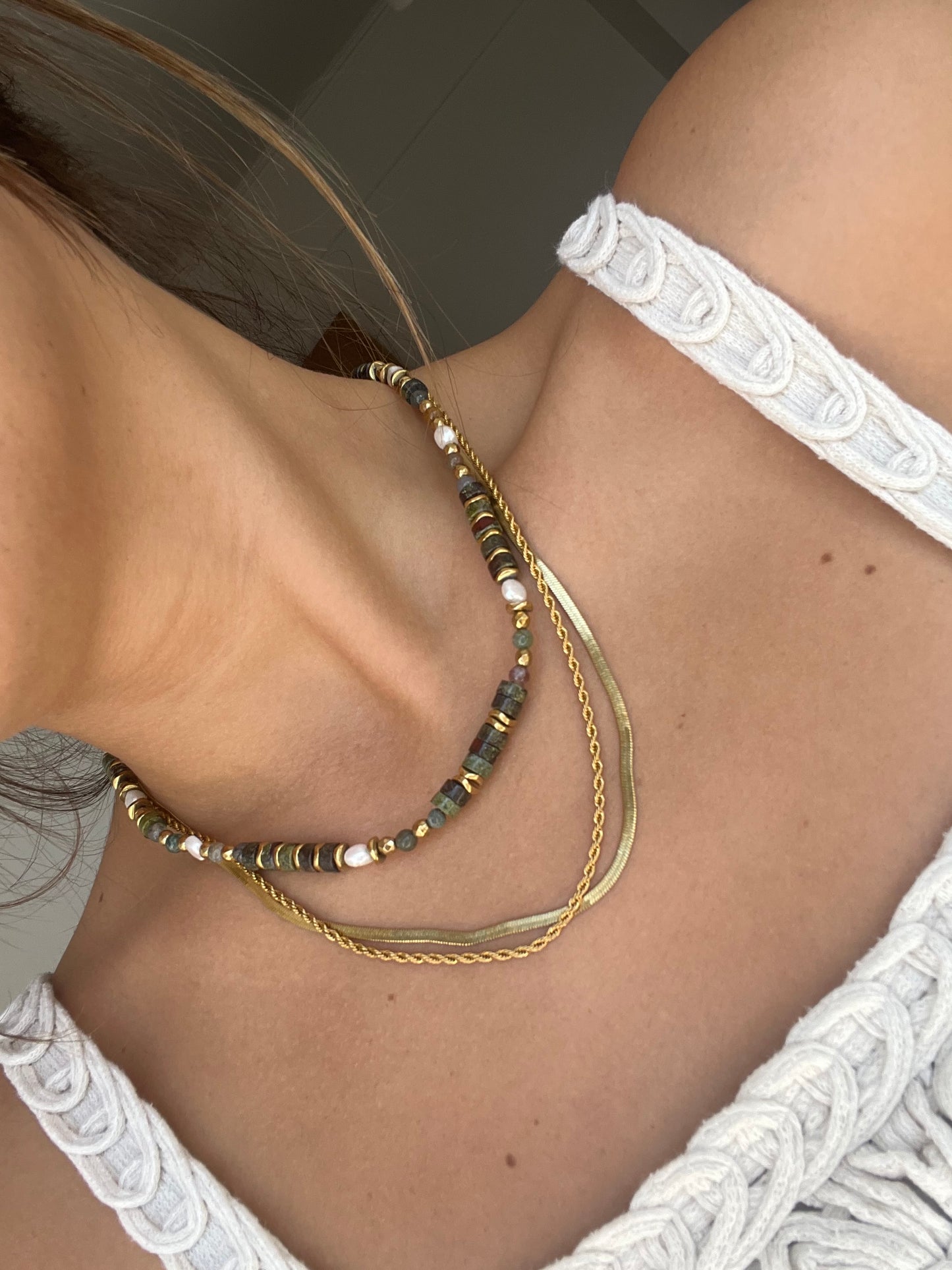 Colar Agave em aço inoxidável dourado com contas de pedras naturais e pérolas de água doce.