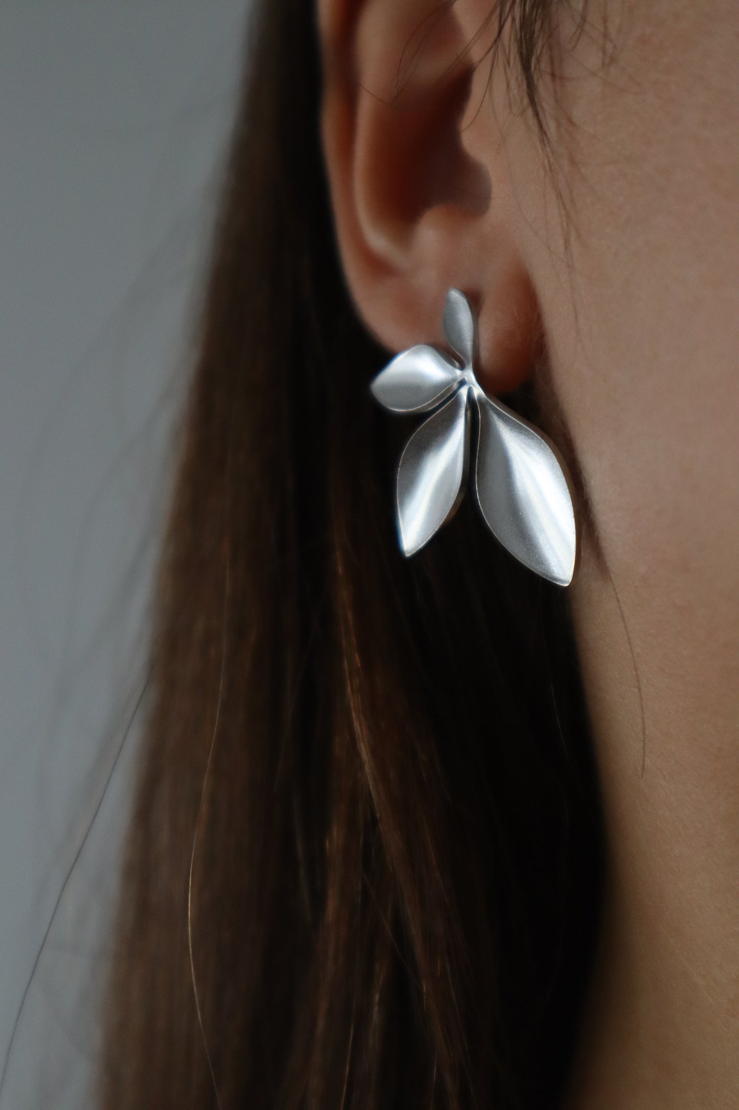 Brincos Angélica em aço inoxidável prateado com design inspirado em flores