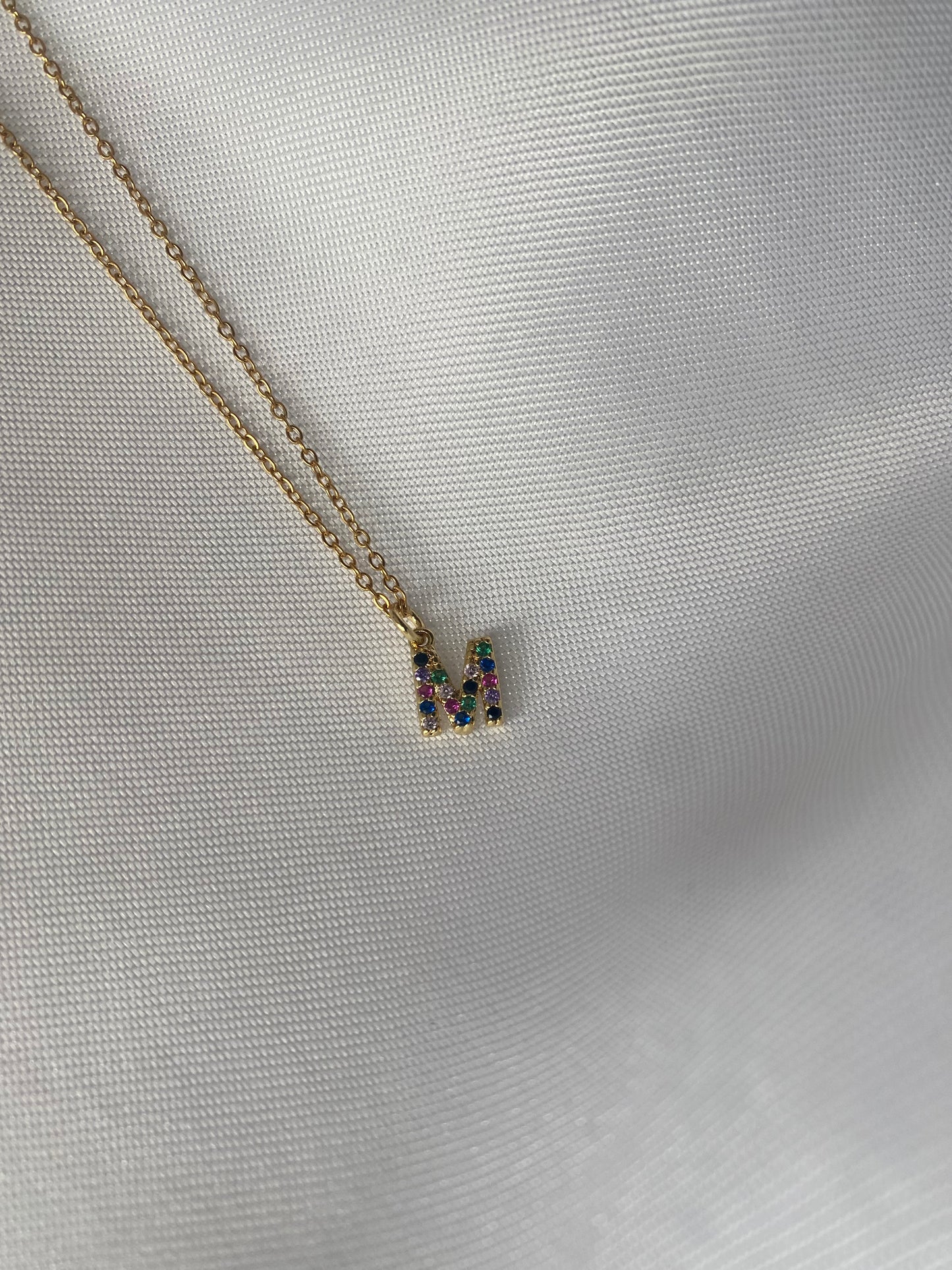 Colar Ardísia em aço inoxidável dourado. Colar com letra personalizável com brilhantes