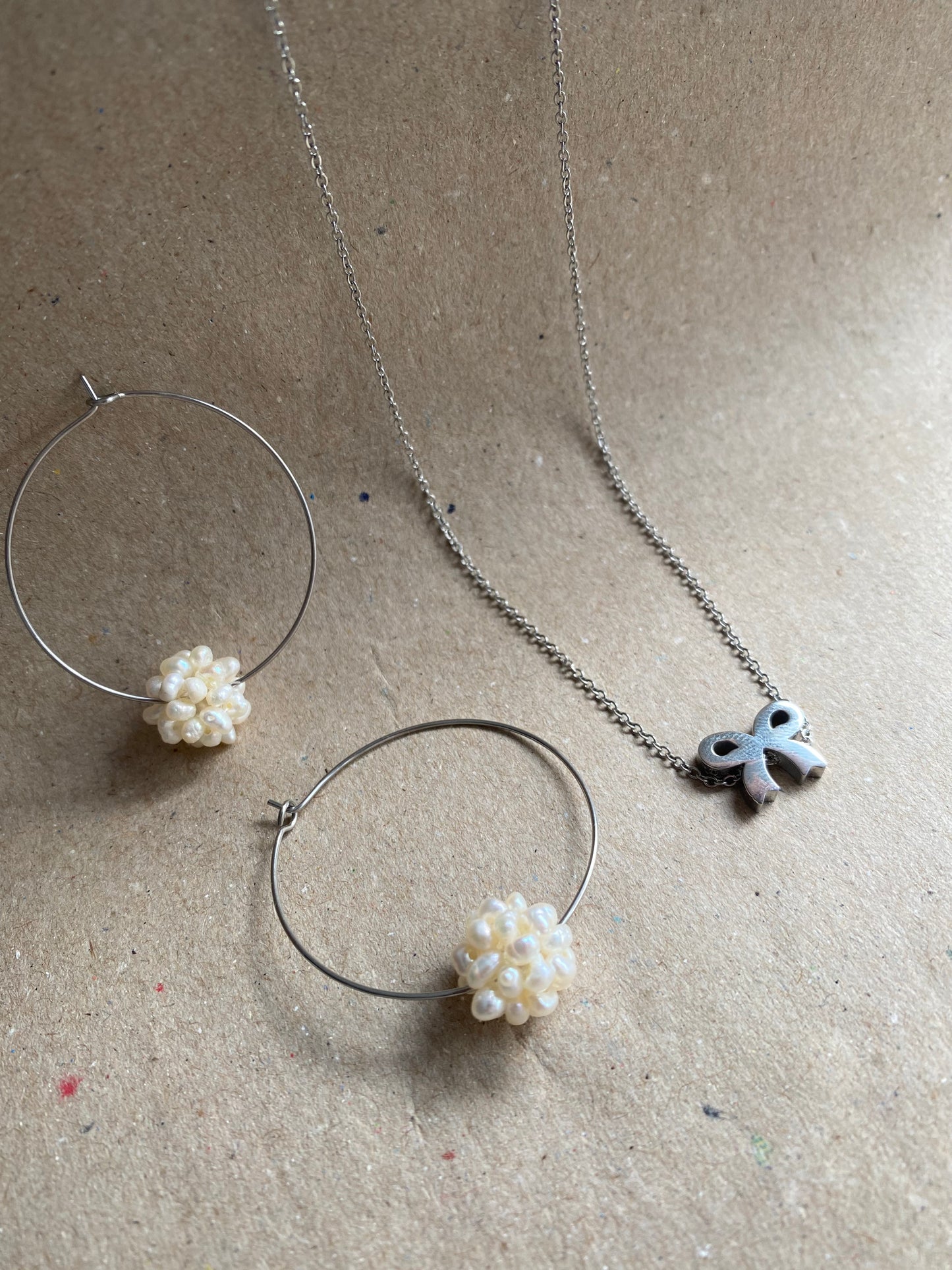 Brincos Rosmaninho, argolas em aço inoxidável prateado com bola de pérolas de água doce.