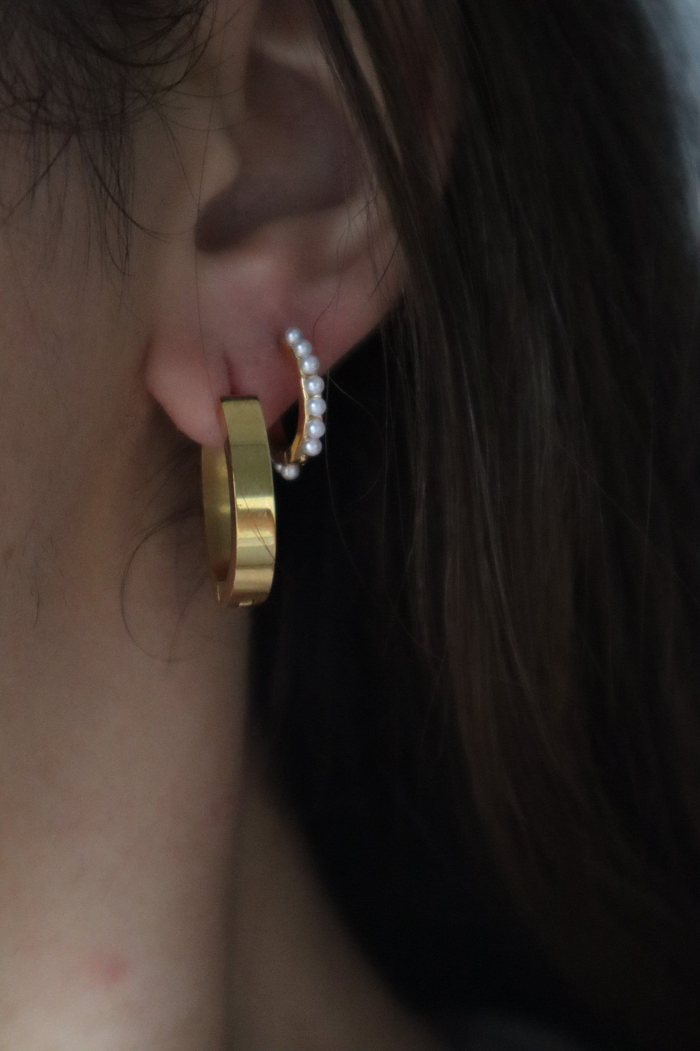 Brinco Cissus dourado para segundo furo com pérolas brancas (pedras de água doce) em aço inoxidável.