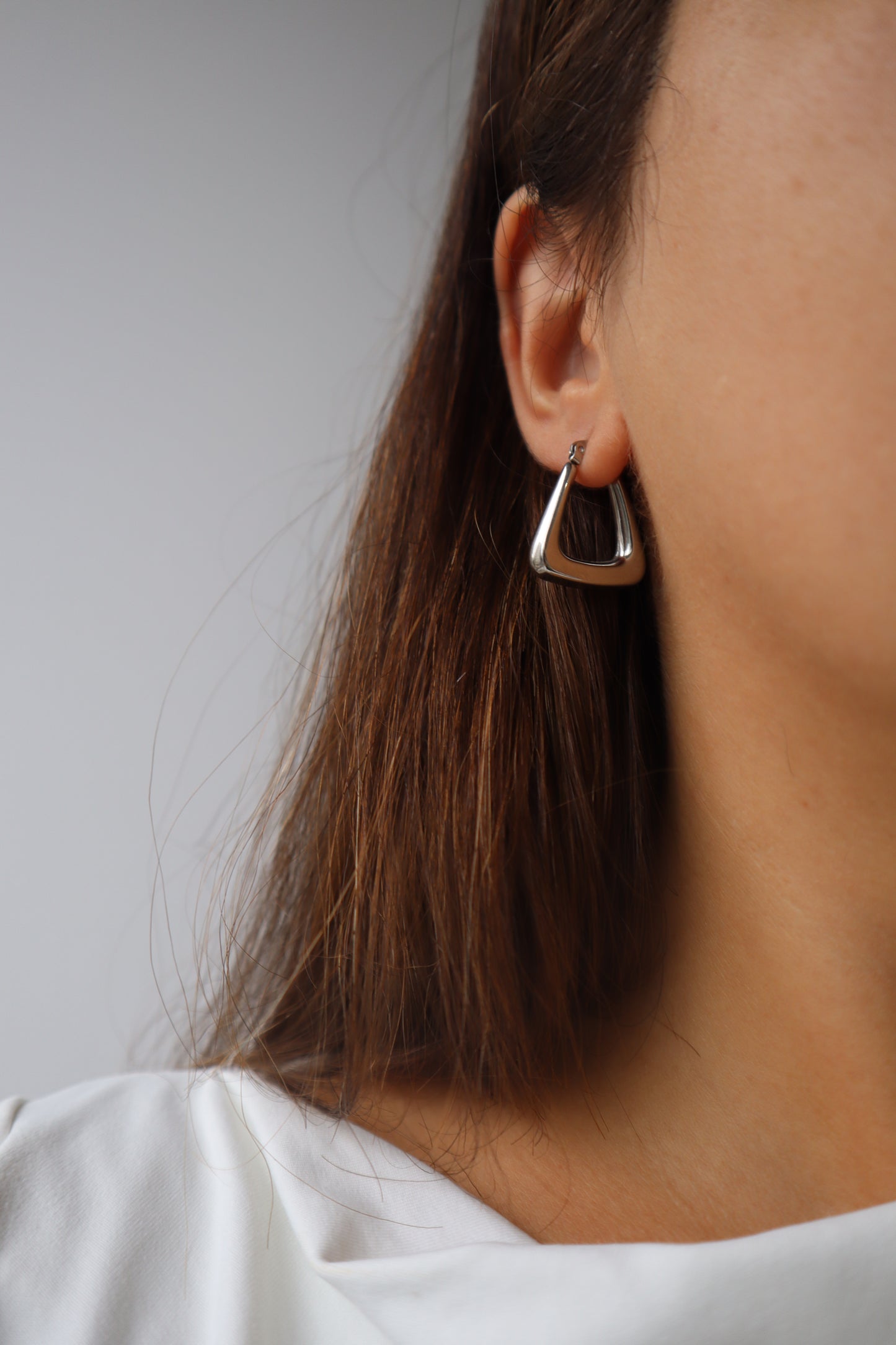 Brincos Cravina geométricos em aço inoxidável prateado com design triangular