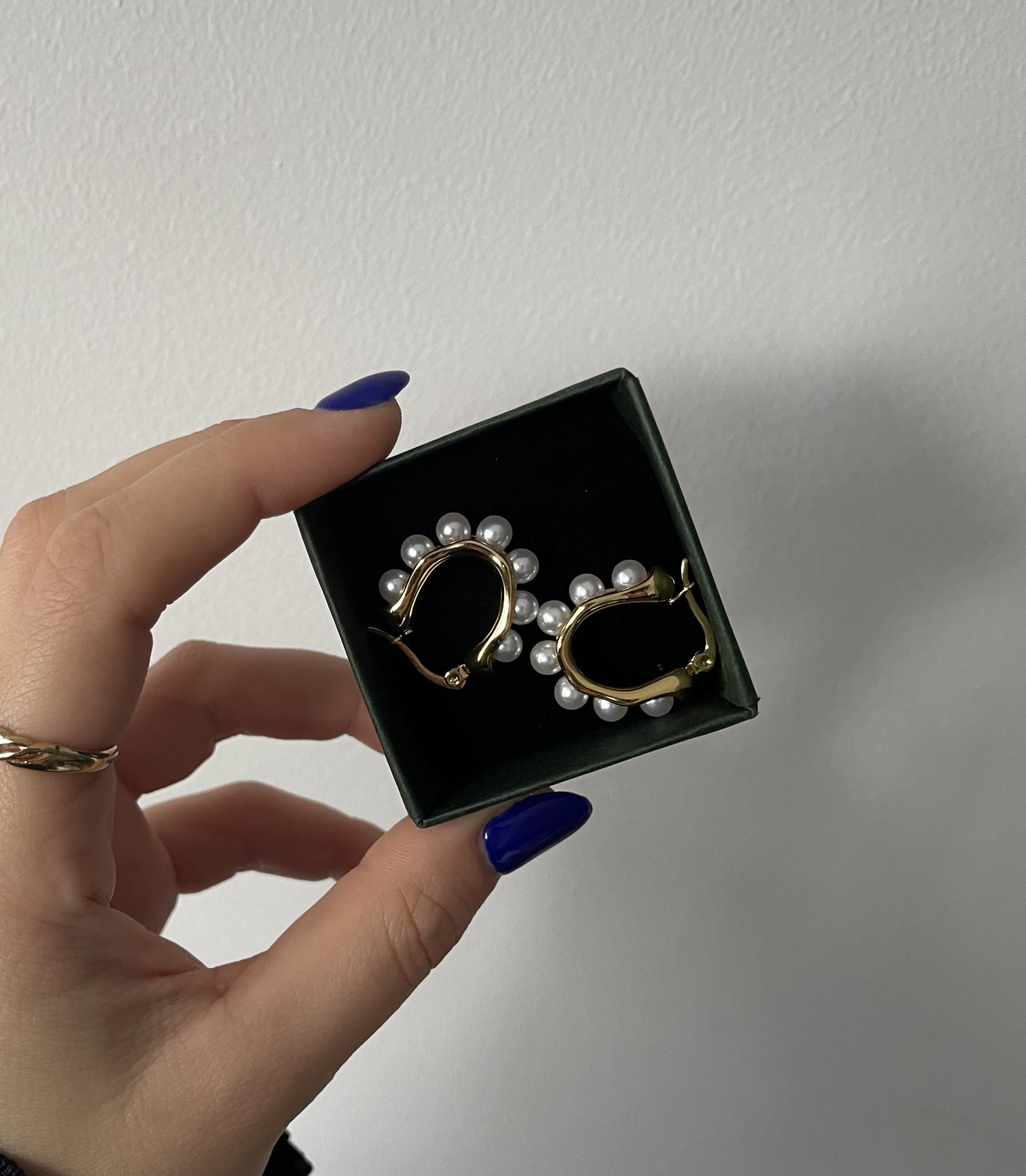 Brincos Flora dourados com pedras de água doce em aço inoxidável.