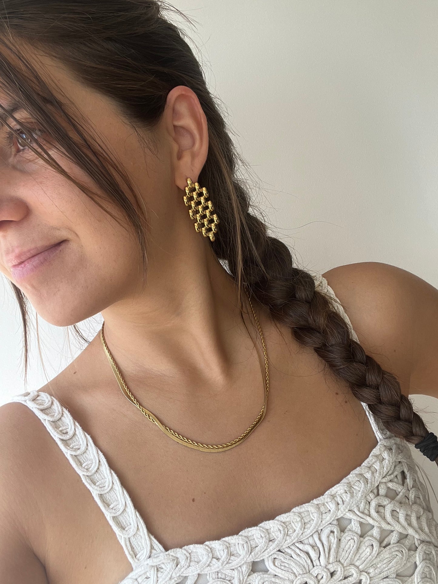 Brincos Gaura dourados com malha geométrica em aço inoxidável