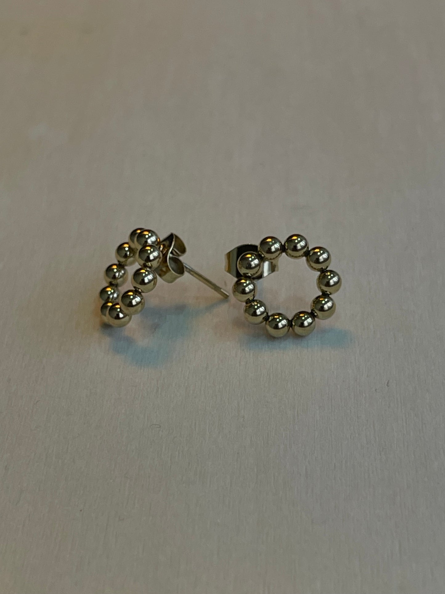 Brincos Hibisco pequenos em aço inoxidável dourado com esferas.