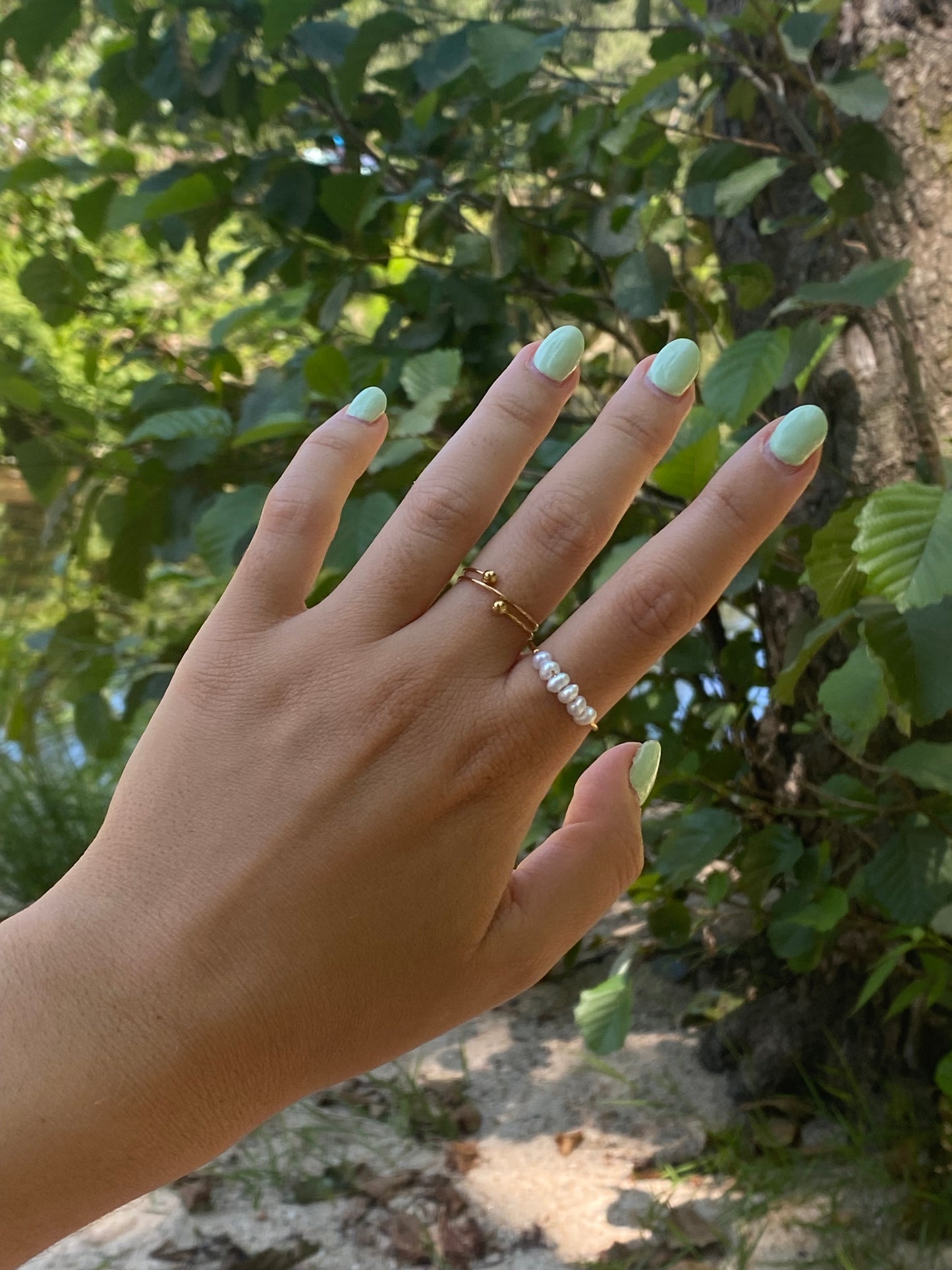 Anel Alice em aço inoxidável dourado com pérolas.