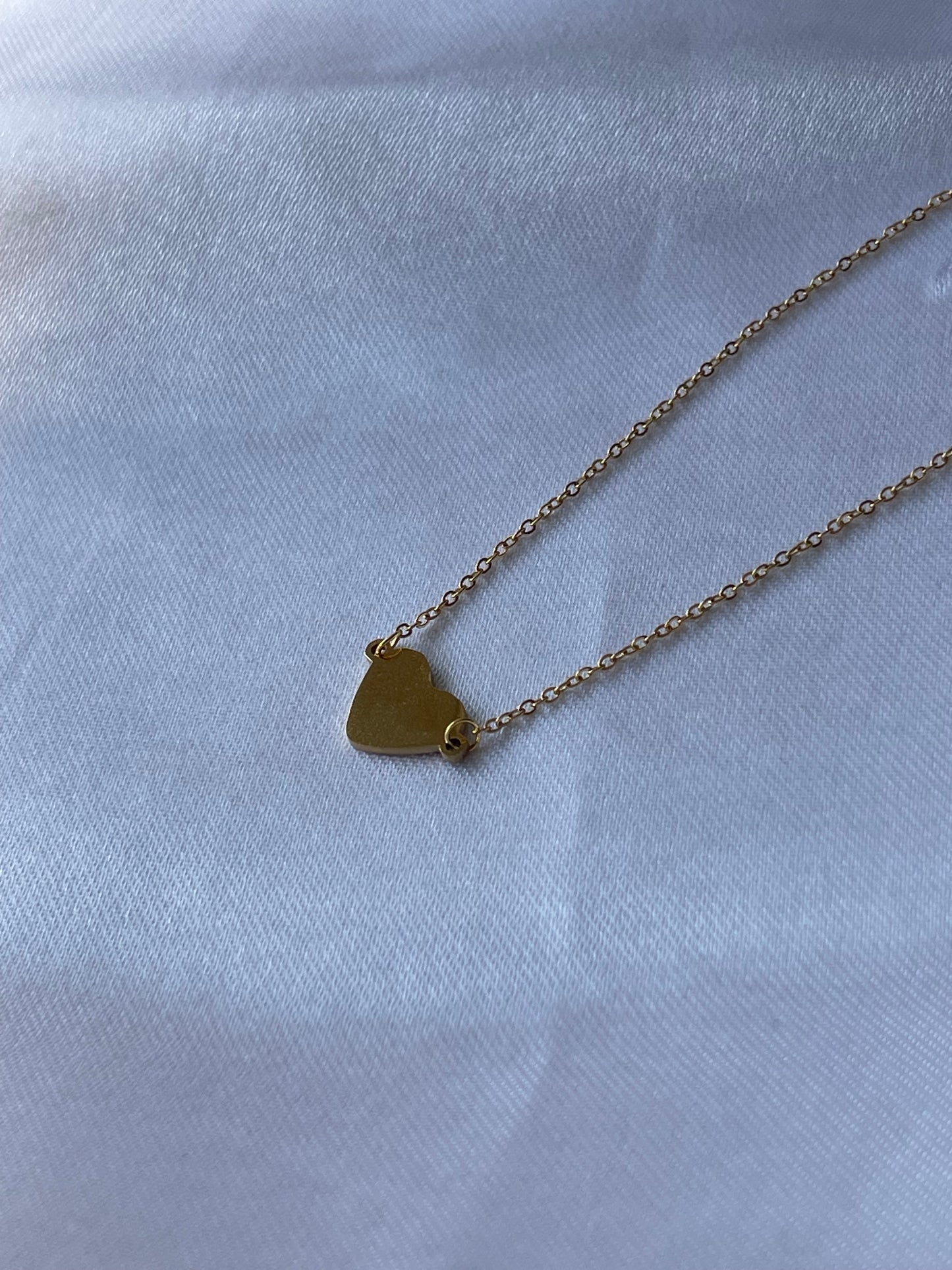 Colar Peony em aço inoxidável dourado com pendente em forma de coração.