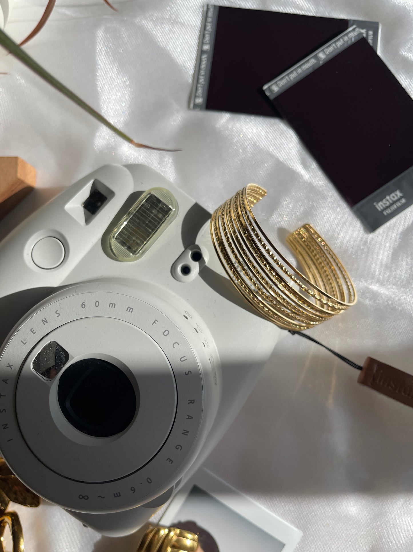 Bracelete dourada fina e delicada em aço inoxidável, com inspiração na leveza do vento.