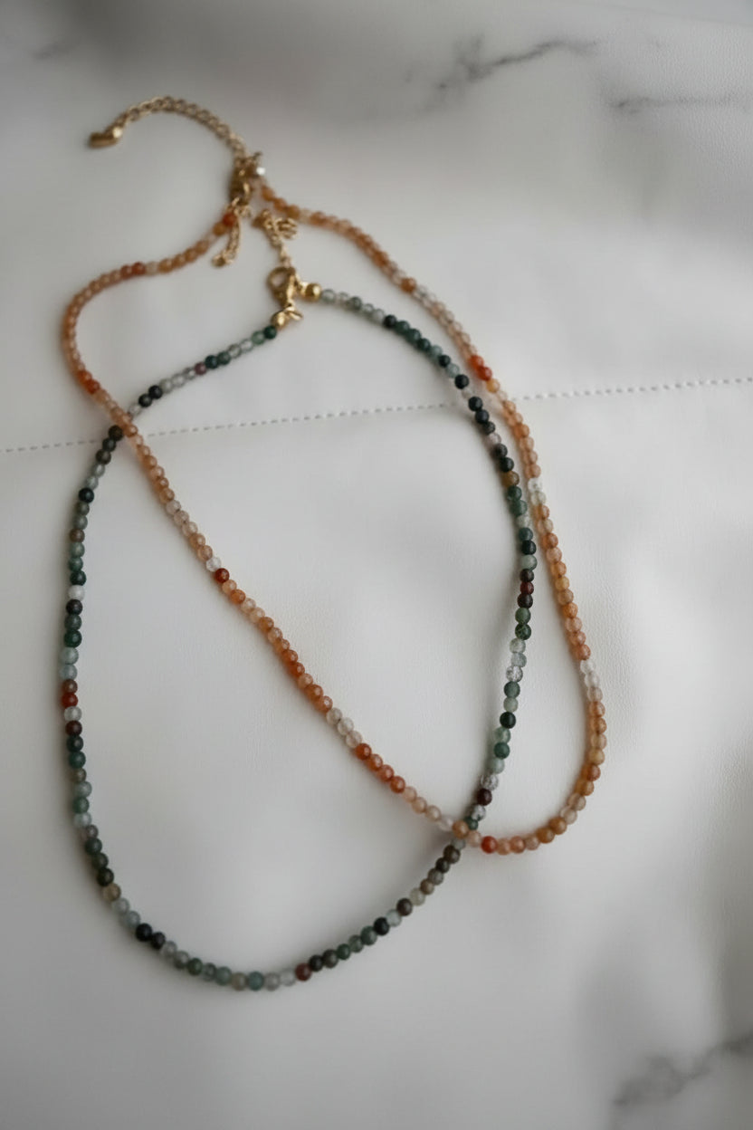 colar Jacinto Laranja fino em tons de verde com fecho dourado, delicado e natural