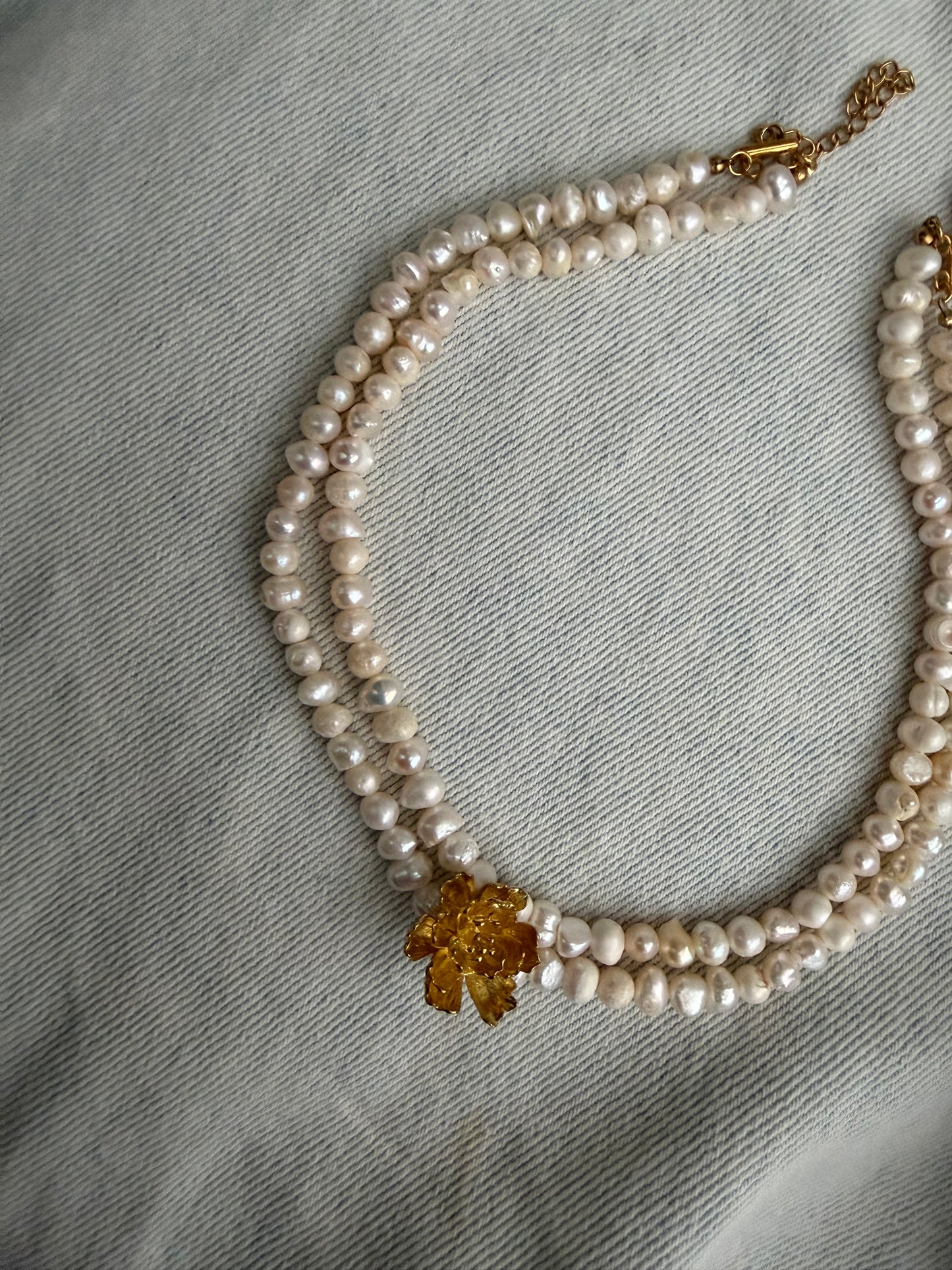 gargantilha com pérolas de água doce e detalhe dourado, sofisticada e elegante
