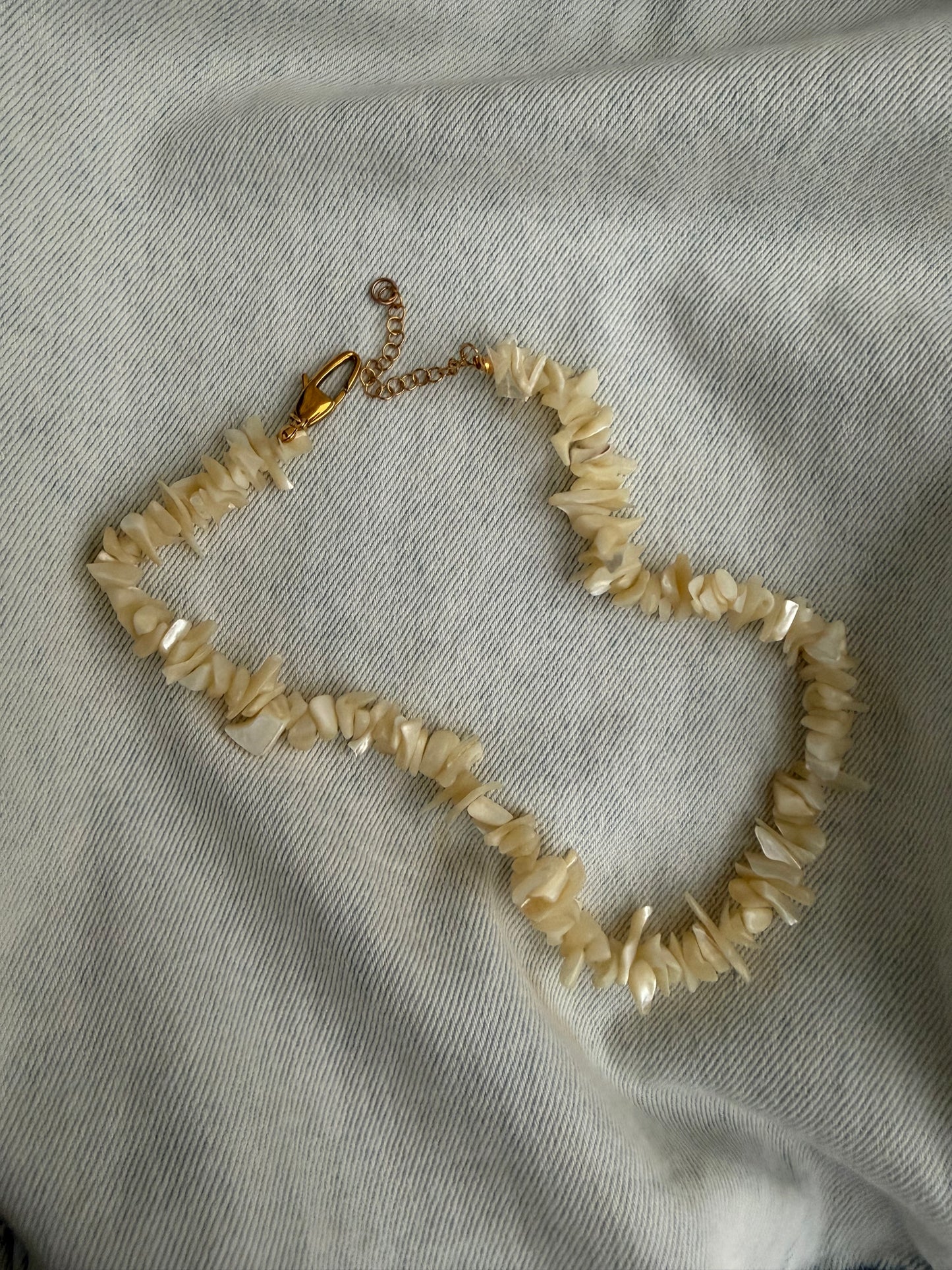 colar Lima com pedaços de concha e fecho dourado, leve e perfeito para looks de praia