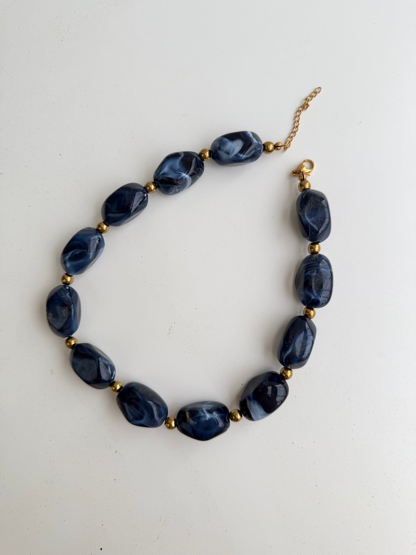 colar Cravina com bolas azul escuro, elegante e inspirado na natureza