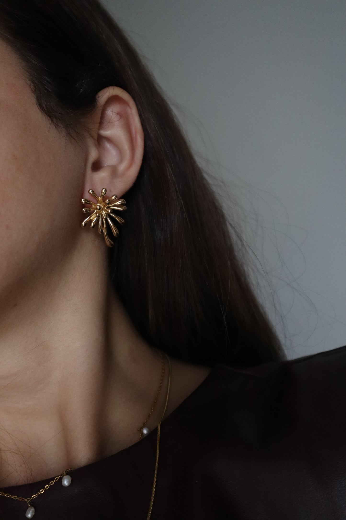 brincos Frésia dourados para ocasiões especiais, design irreverente e elegante em aço inoxidável