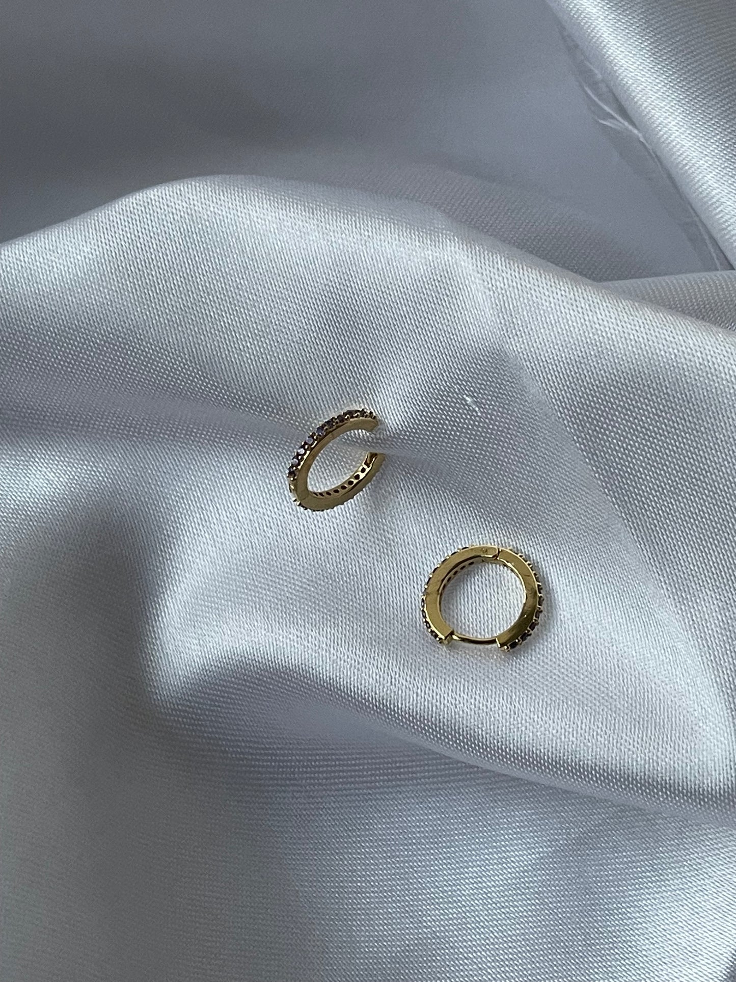 Brincos Lavanda em aço inoxidável dourado com pequenas pedras de lavanda, perfeitos para segundo furo.