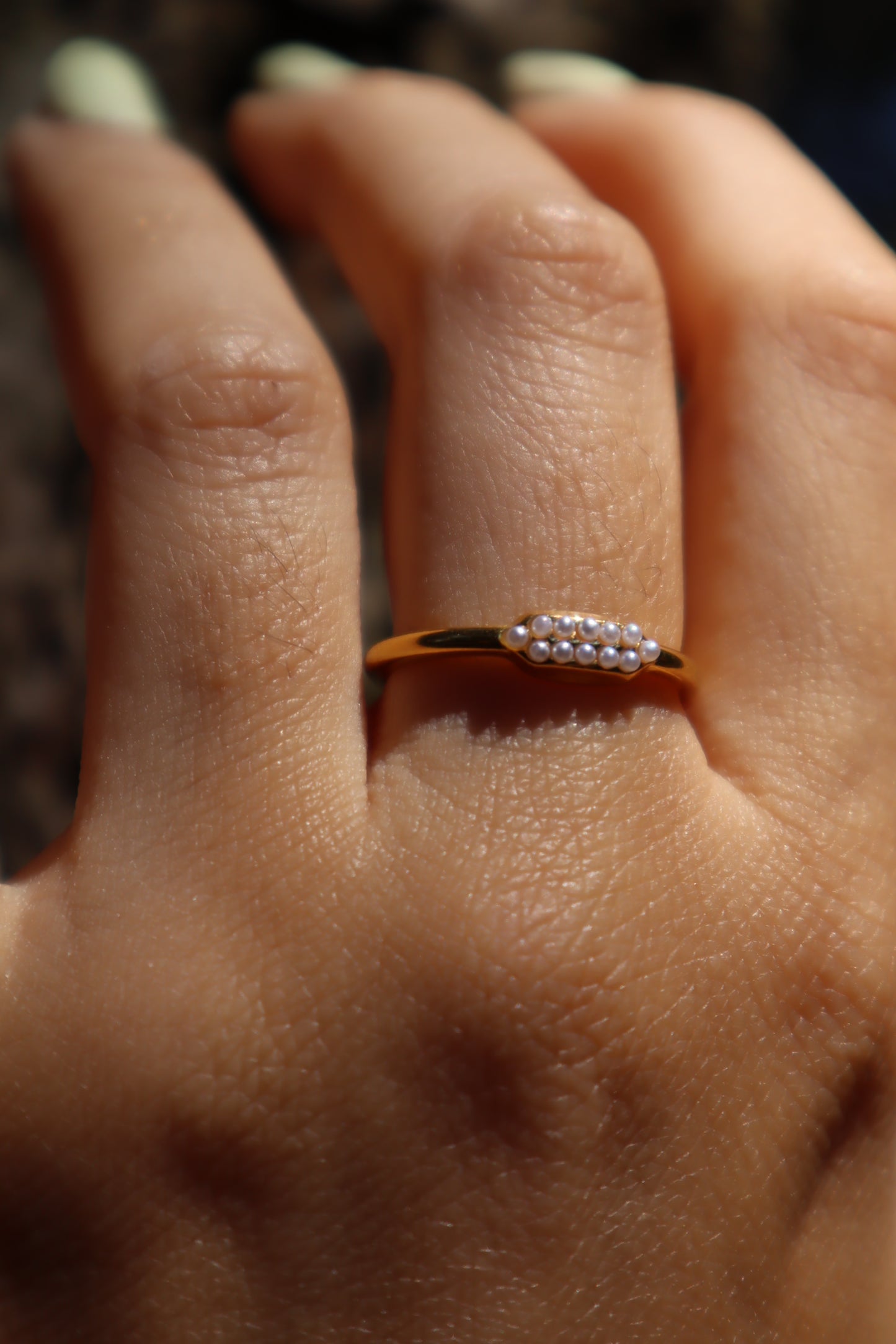 Anel Lichia em aço inoxidável dourado hipoalergénico, decorado com pequenas pérolas de água doce.