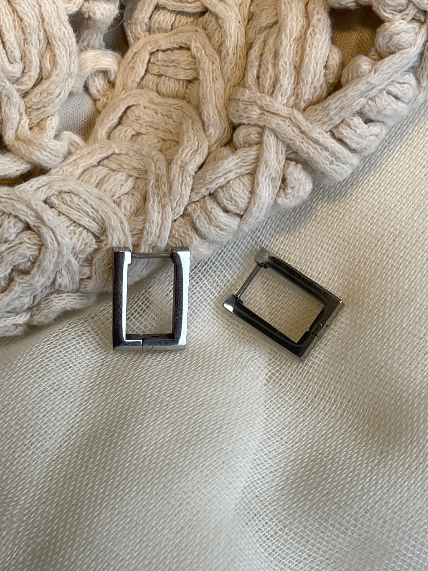 Brincos Mirtilo retangulares em aço inoxidável prateado com design minimalista