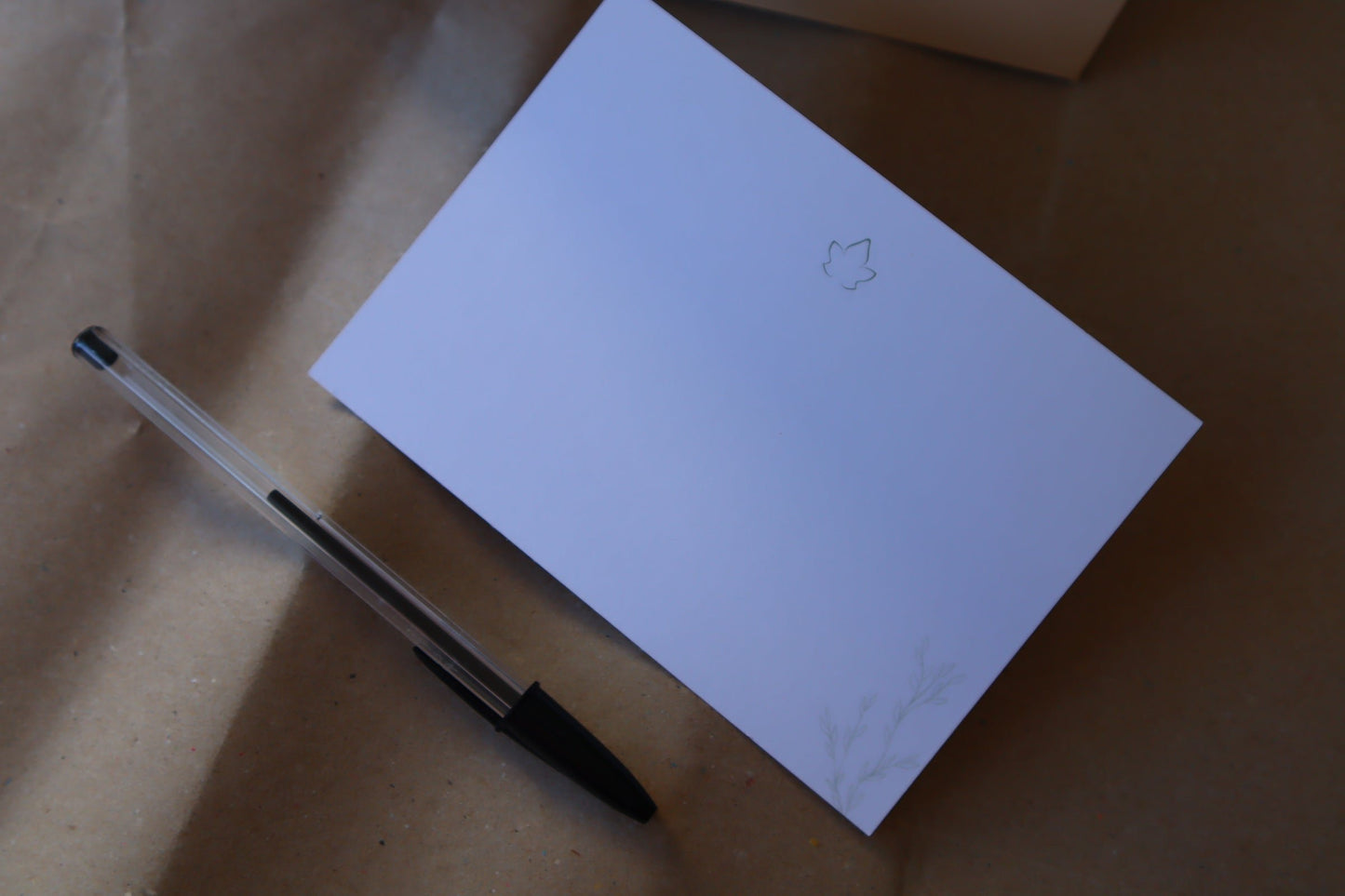 Saco em cartão resistente (kraft) e Cartão "Por seres tão especial.." que podes personalizar com uma mensagem escrita no verso.