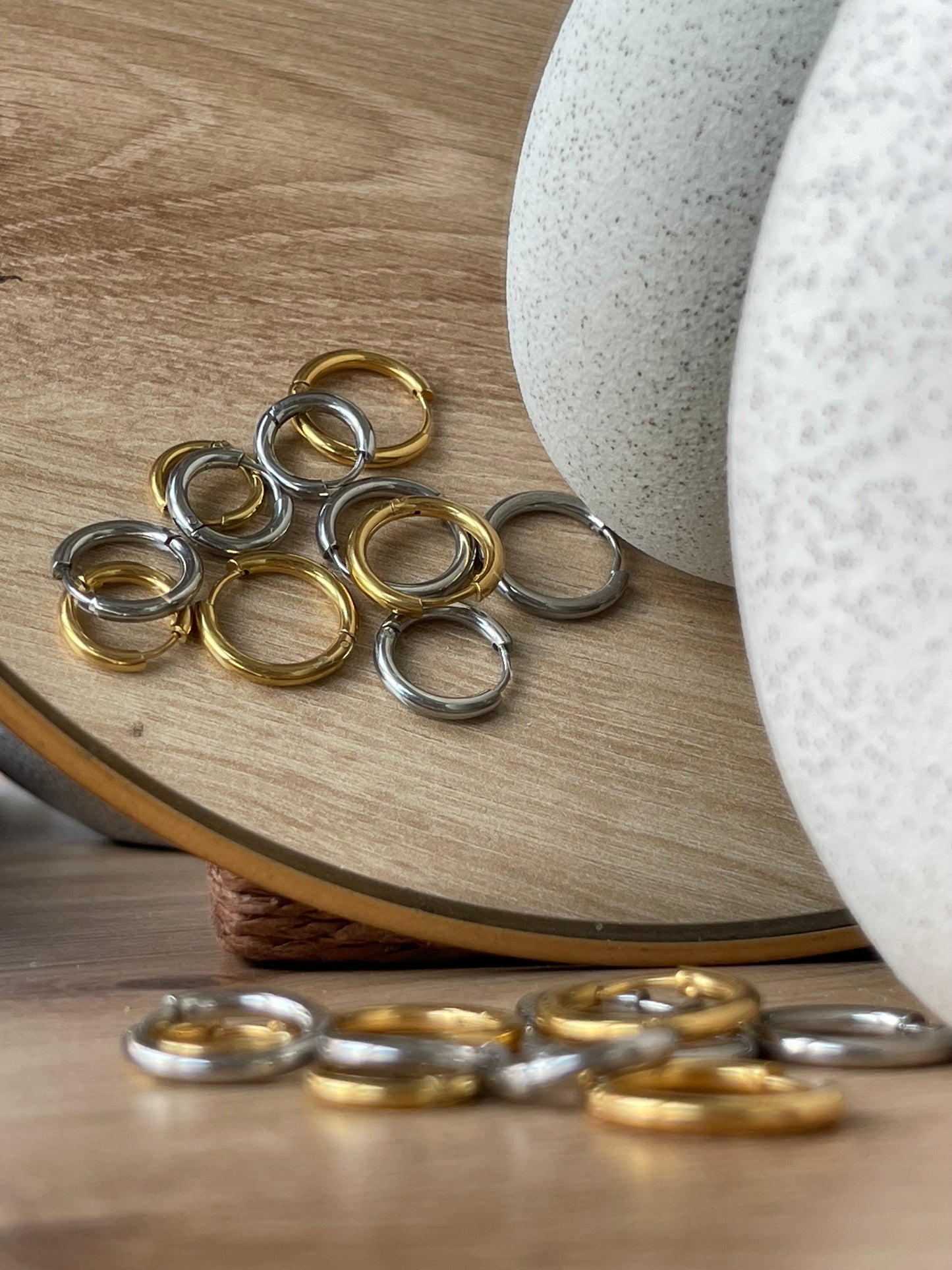 Brincos Anis - argolas simples em aço inoxidável dourado e prateado, disponíveis em 3 tamanhos.