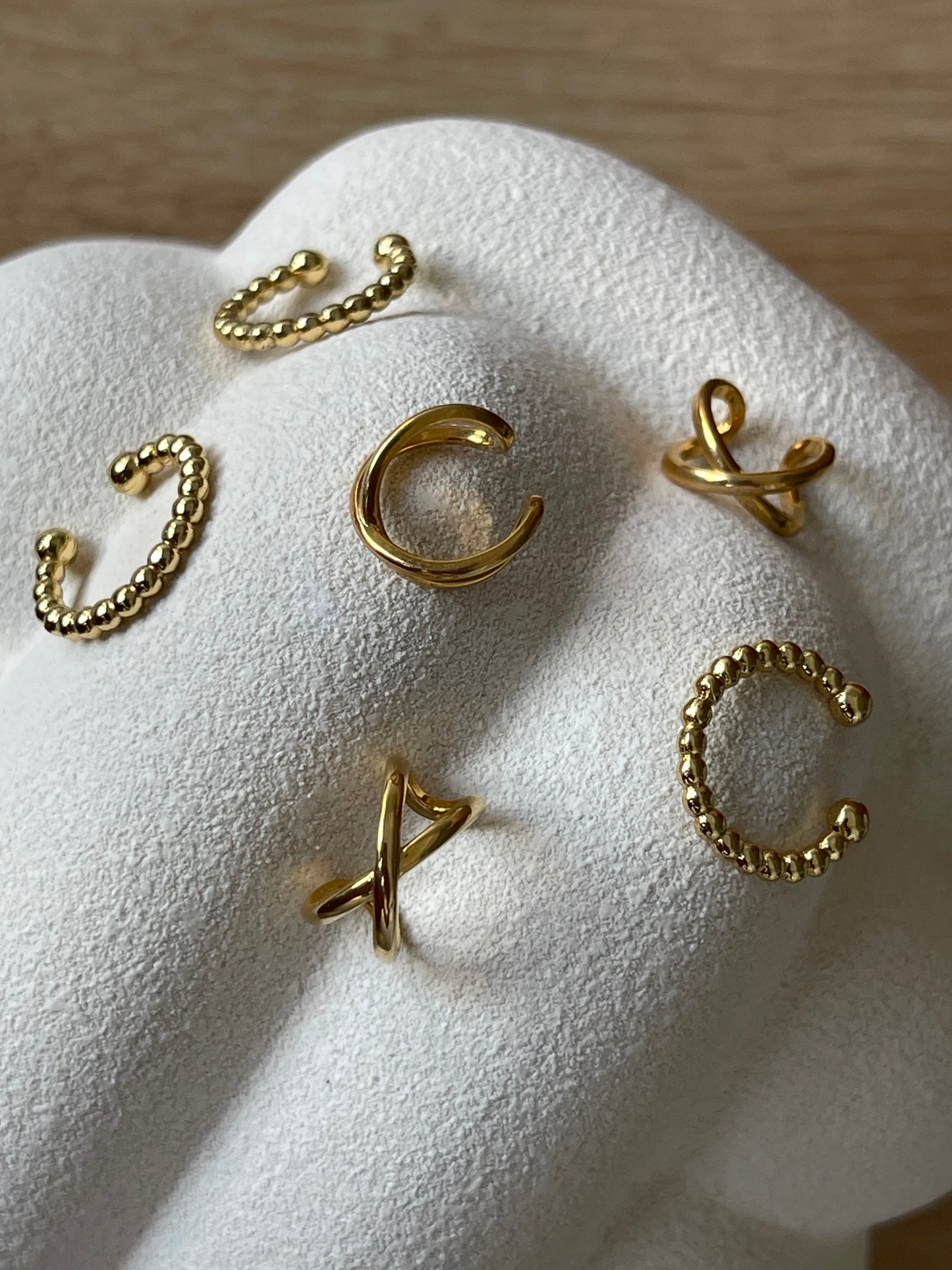 Brincos Earcuff Aveca, em aço inoxidável dourado, para o meio da orelha, sem necessidade de furo.