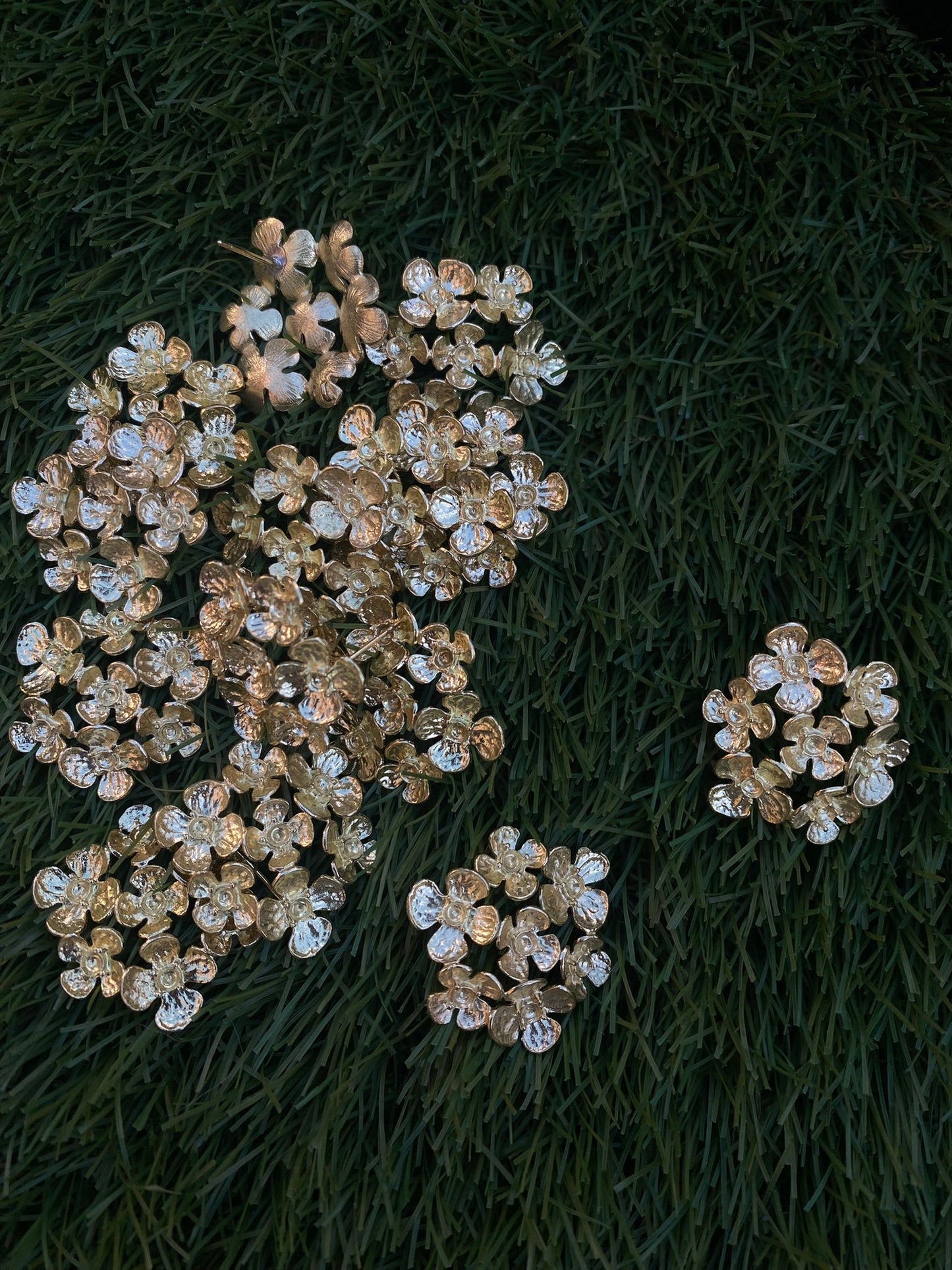 Brincos Calathea em aço inoxidável dourado com design floral