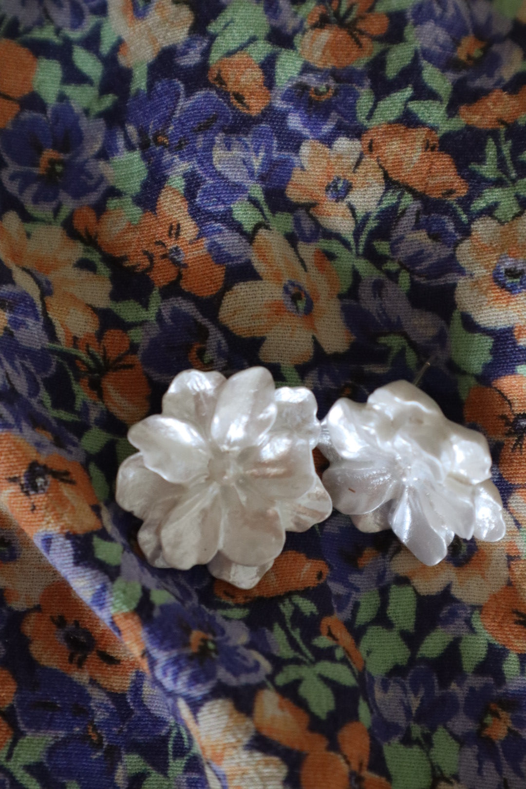 Brincos Petúnia em acrílico com design floral, ideais para looks de verão.