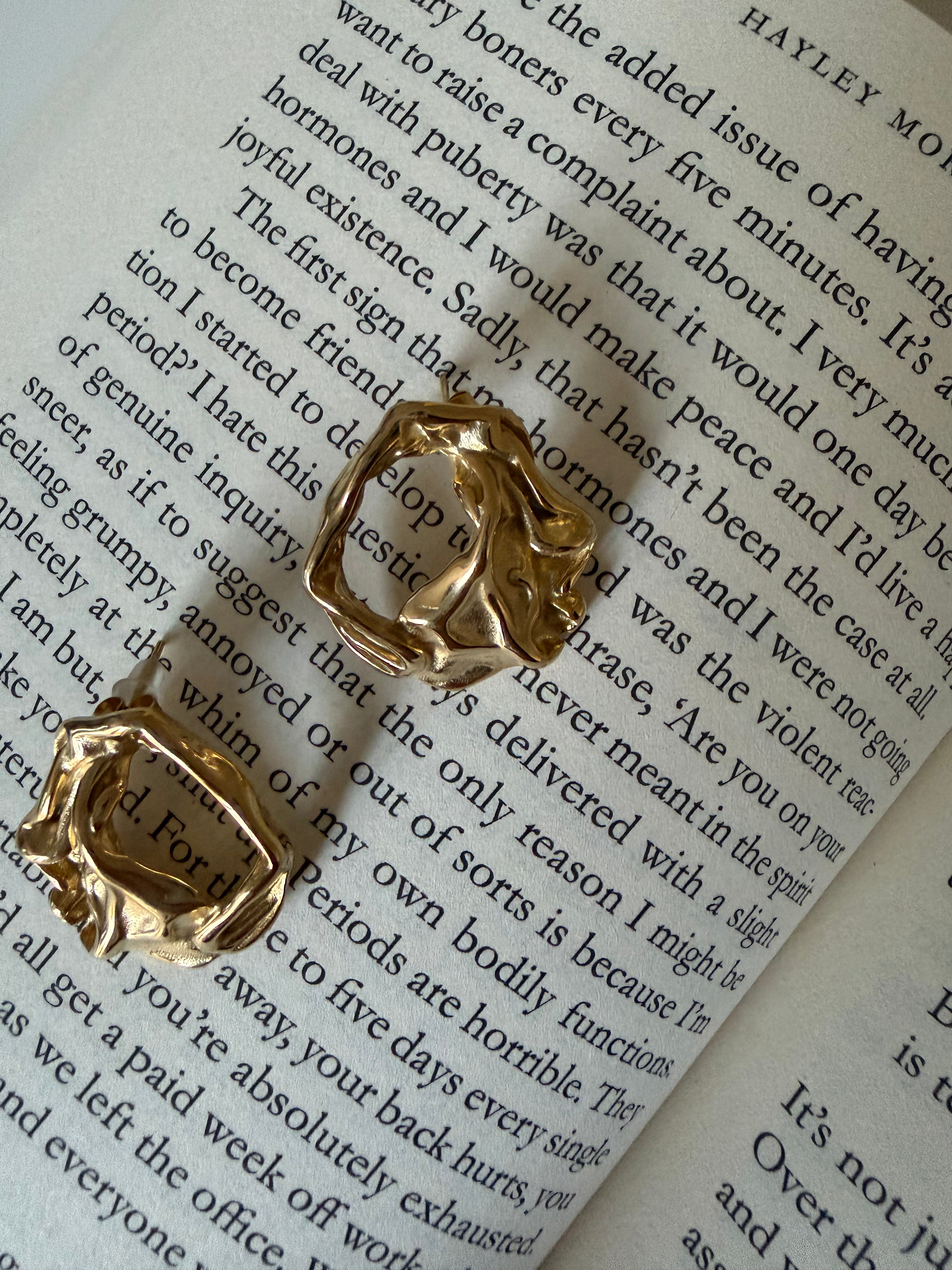 Brincos Protea dourados redondos em aço inoxidável, textura rebelde e brilho polido