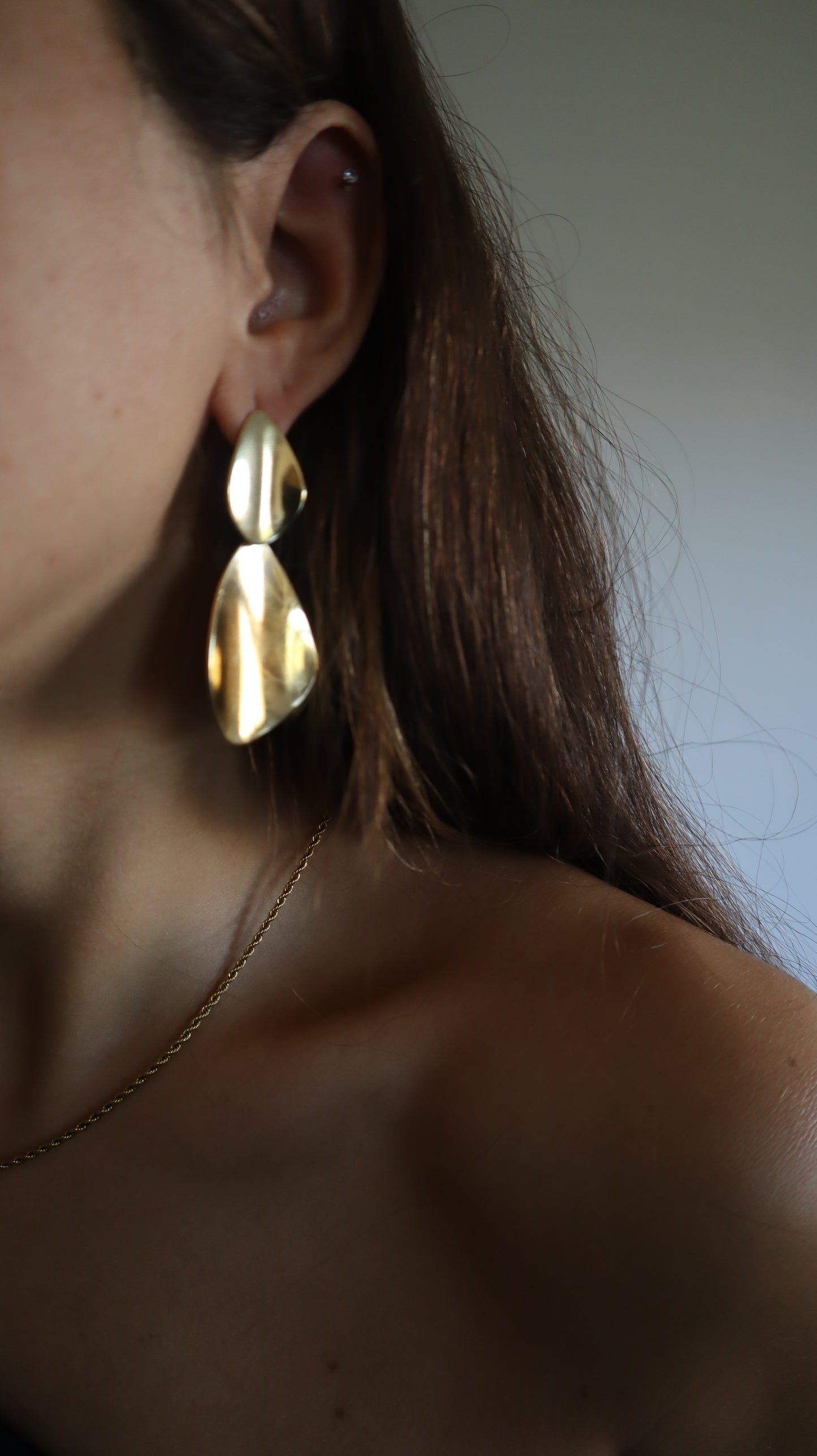 brincos Seiva dourados compridos com acabamento espelhado, elegantes e brilhantes