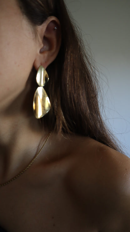 brincos Seiva dourados compridos com acabamento espelhado, elegantes e brilhantes