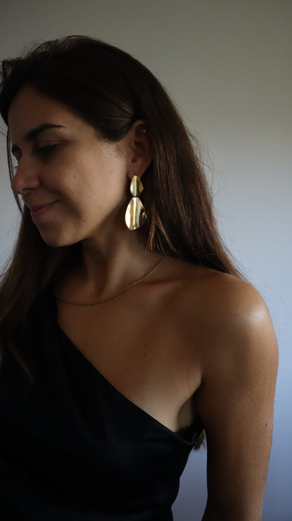 brincos Seiva dourados compridos com acabamento espelhado, elegantes e brilhantes