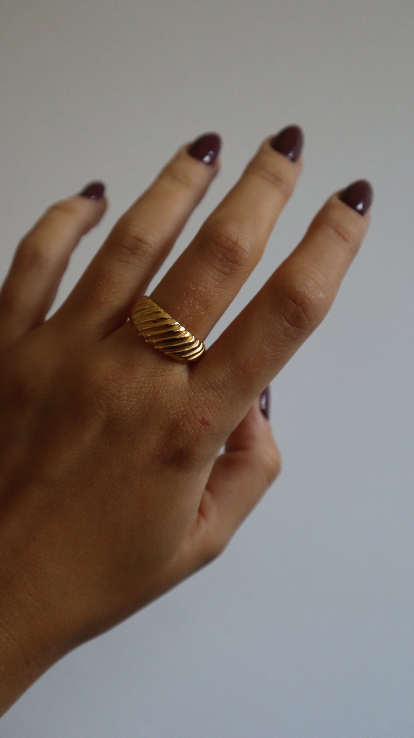 anel Zoa dourado em aço inoxidável, design orgânico polido e minimalista