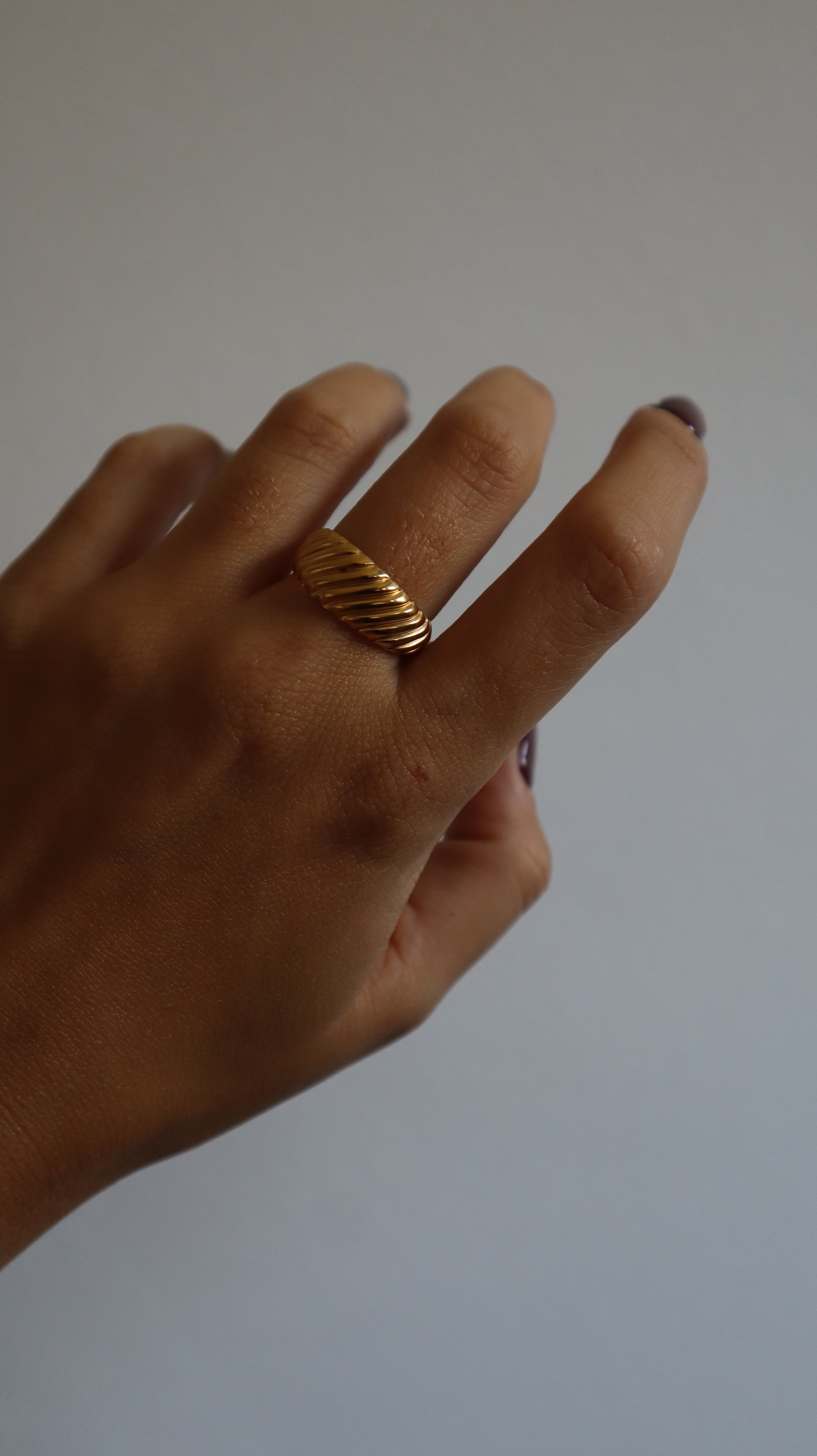 anel Zoa dourado em aço inoxidável, design orgânico polido e minimalista