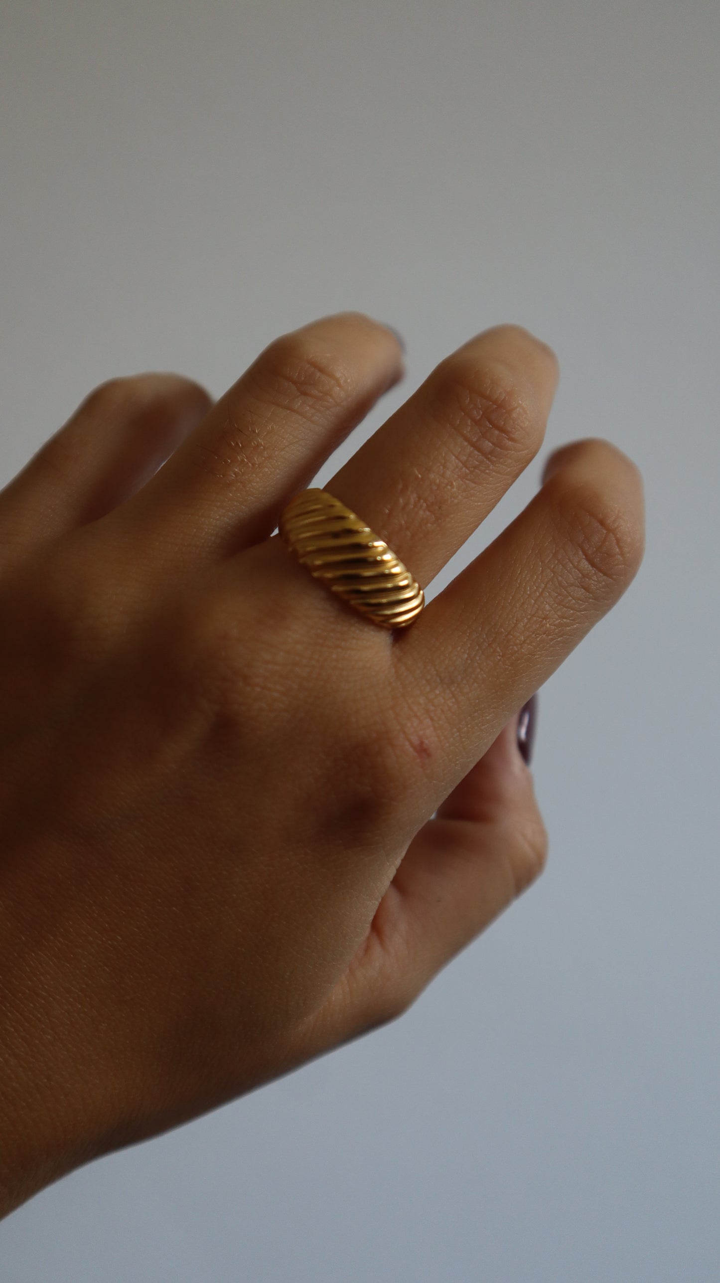 anel Zoa dourado em aço inoxidável, design orgânico polido e minimalista