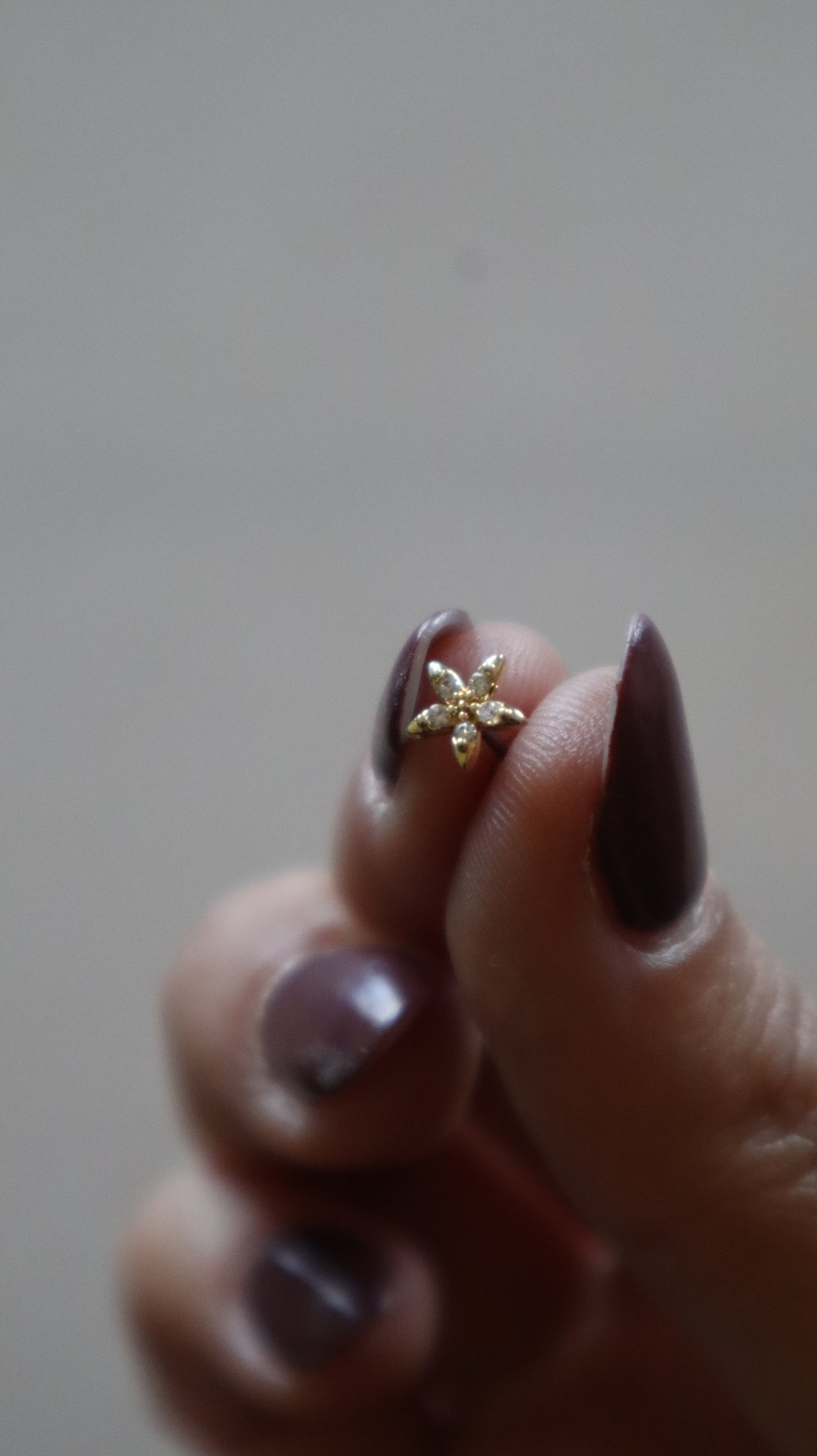 piercing Zea dourado em aço inoxidável com acabamento espelhado, para lóbulo, helix, tragus, conch e rook