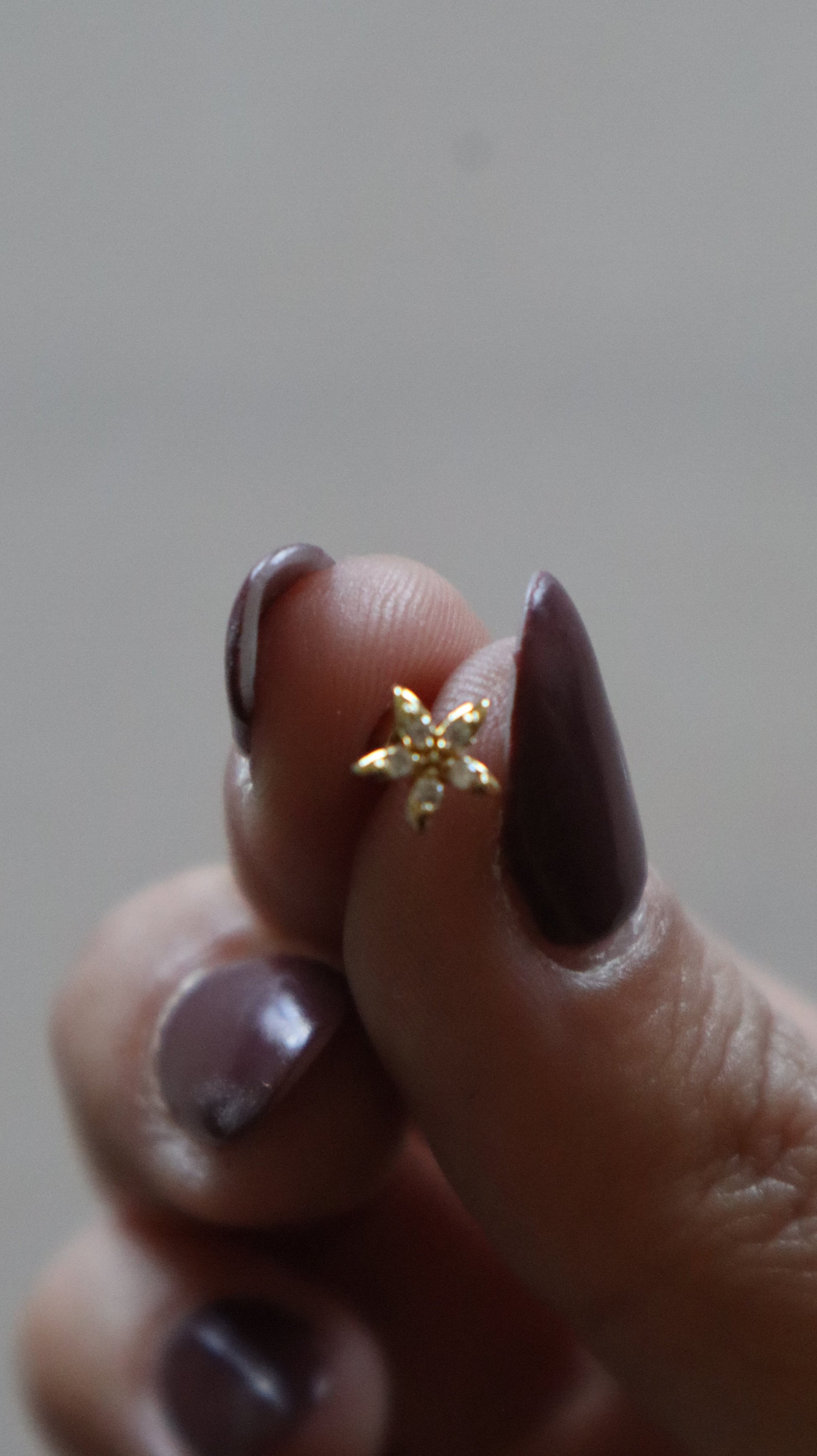 piercing Zea dourado em aço inoxidável com acabamento espelhado, para lóbulo, helix, tragus, conch e rook