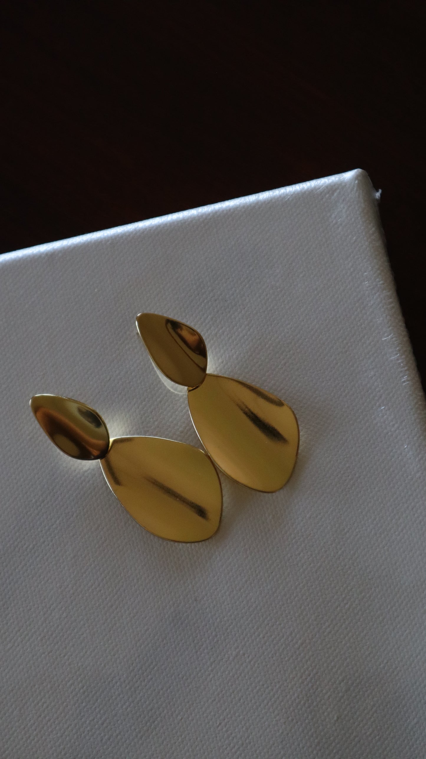 brincos Seiva dourados compridos com acabamento espelhado, elegantes e brilhantes