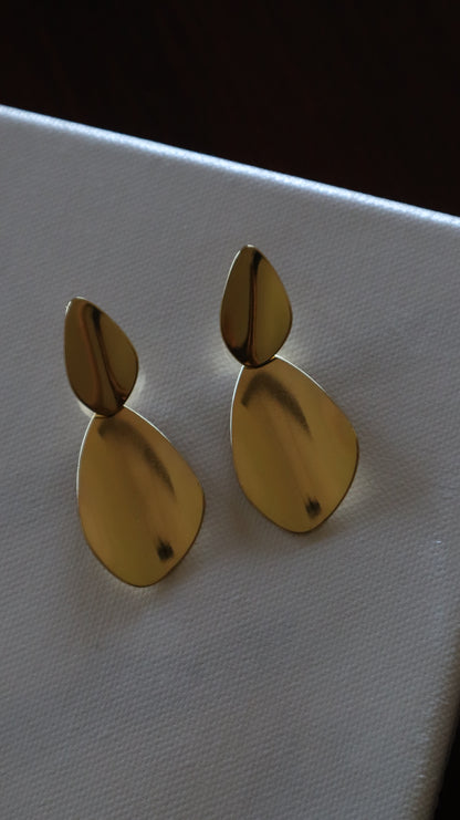 brincos Seiva dourados compridos com acabamento espelhado, elegantes e brilhantes