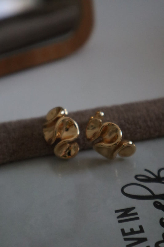 brincos Loureiro dourados em aço inoxidável, elegantes e ideais para looks corporativos e dia a dia