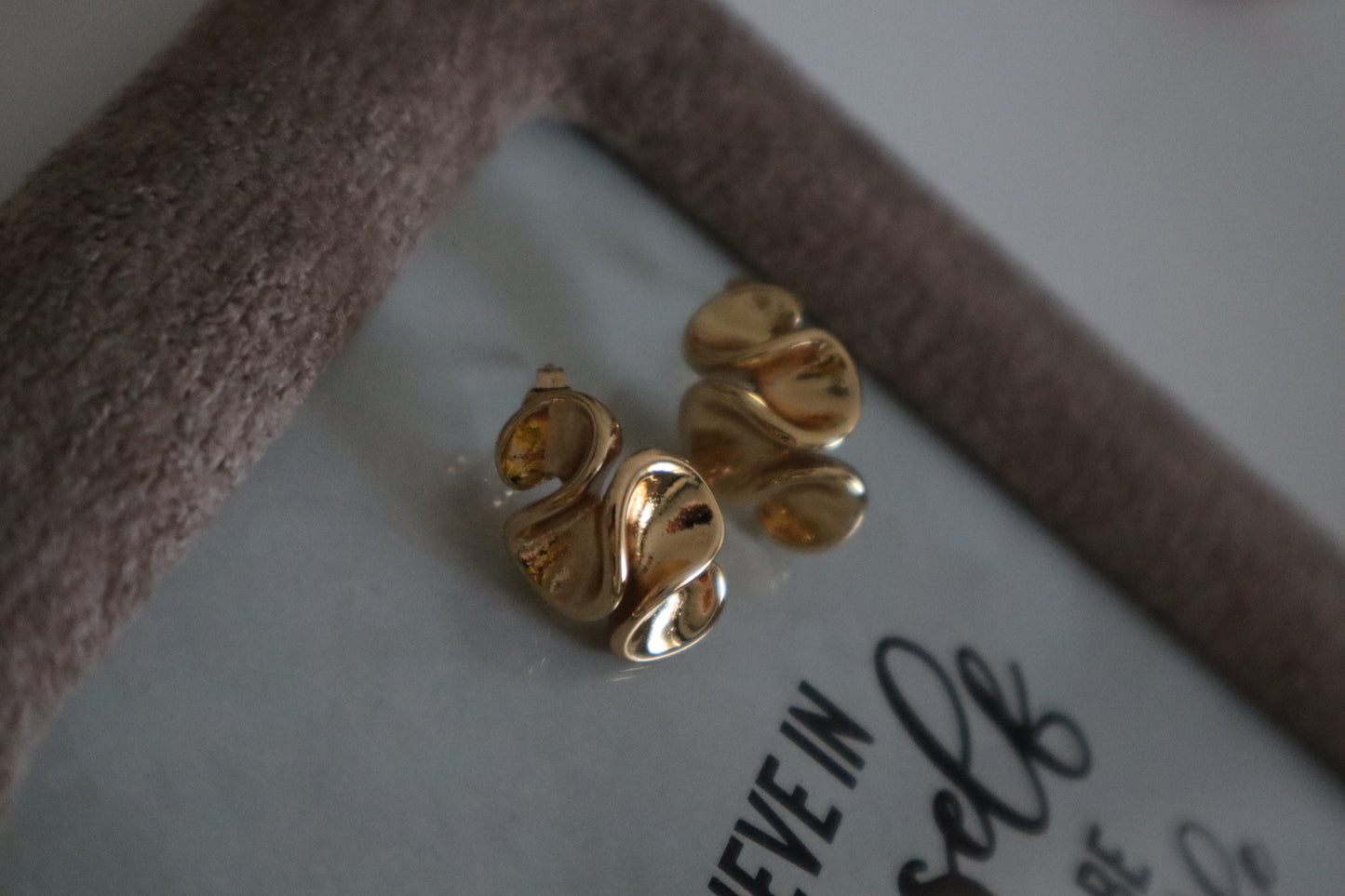 brincos Loureiro dourados em aço inoxidável, elegantes e ideais para looks corporativos e dia a dia