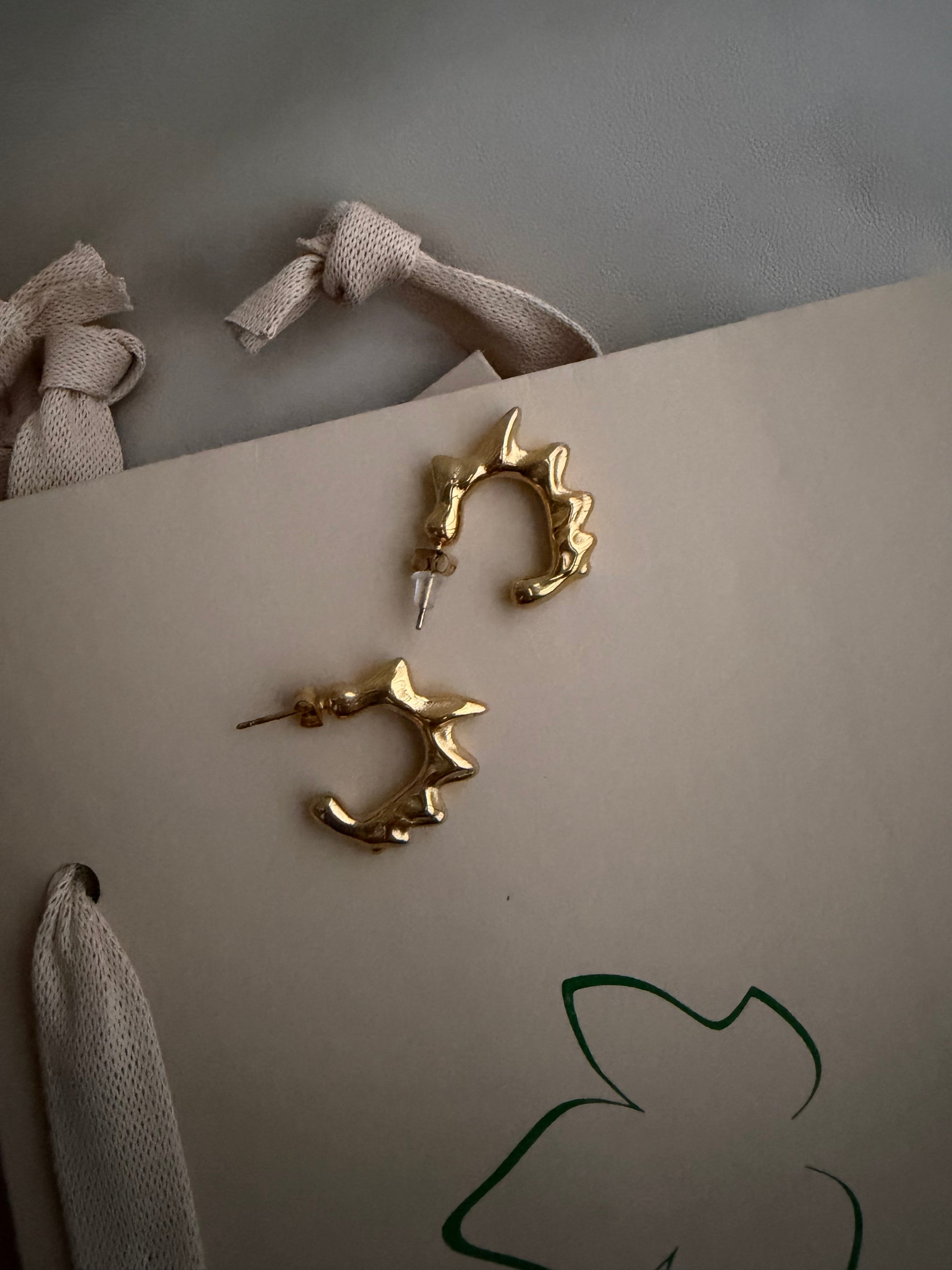brincos Figueira dourados com forma divertida em aço inoxidável, modernos e irreverentes