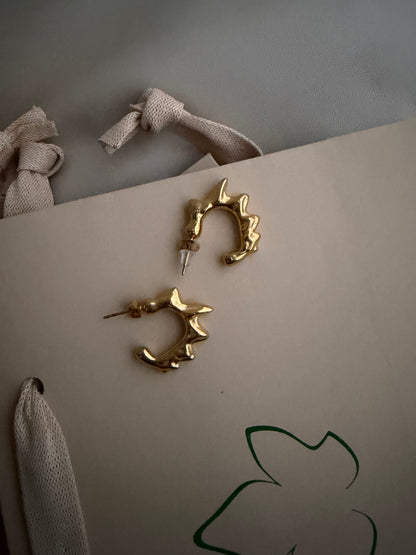 brincos Figueira dourados com forma divertida em aço inoxidável, modernos e irreverentes