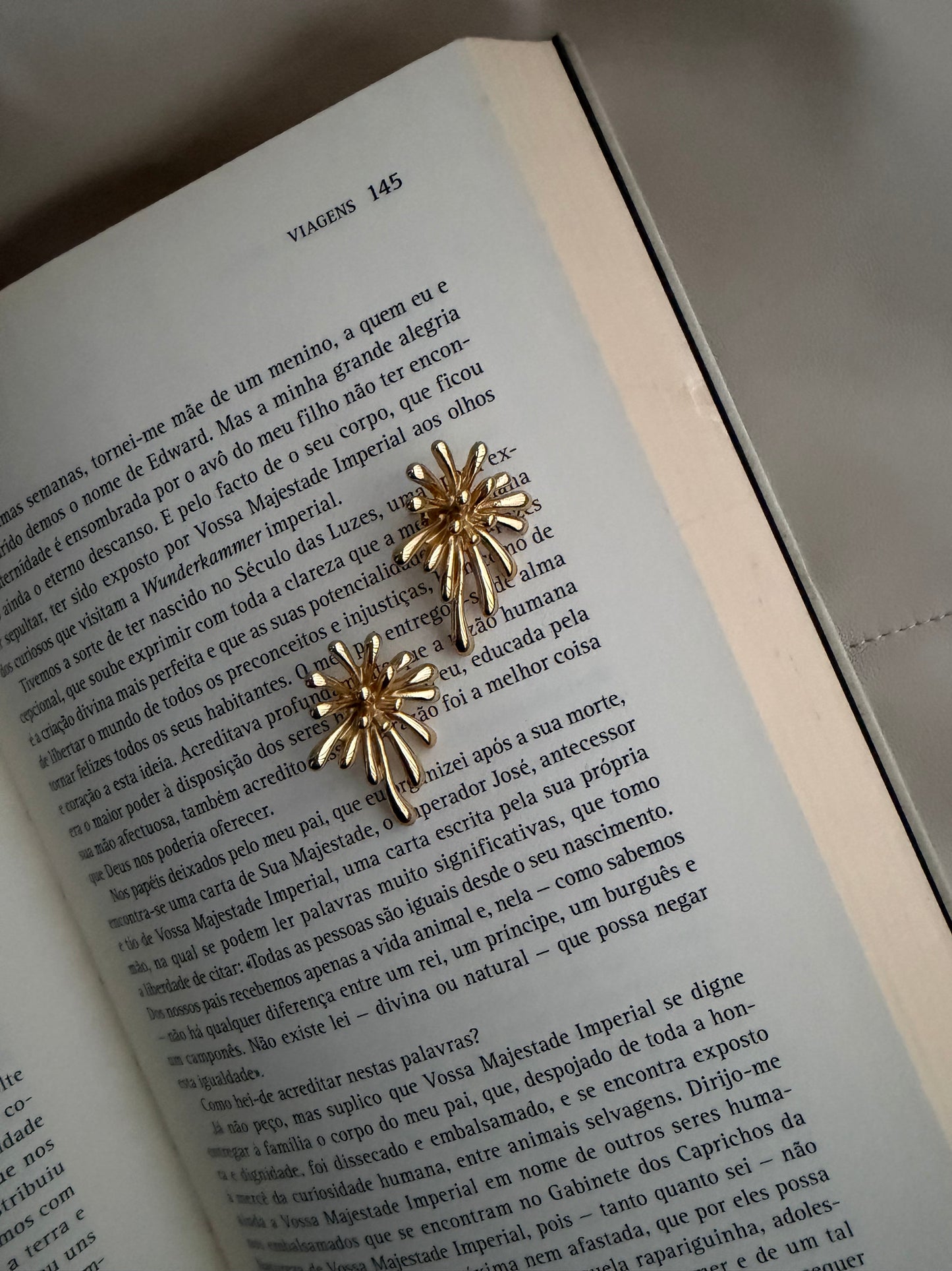 brincos Frésia dourados para ocasiões especiais, design irreverente e elegante em aço inoxidável