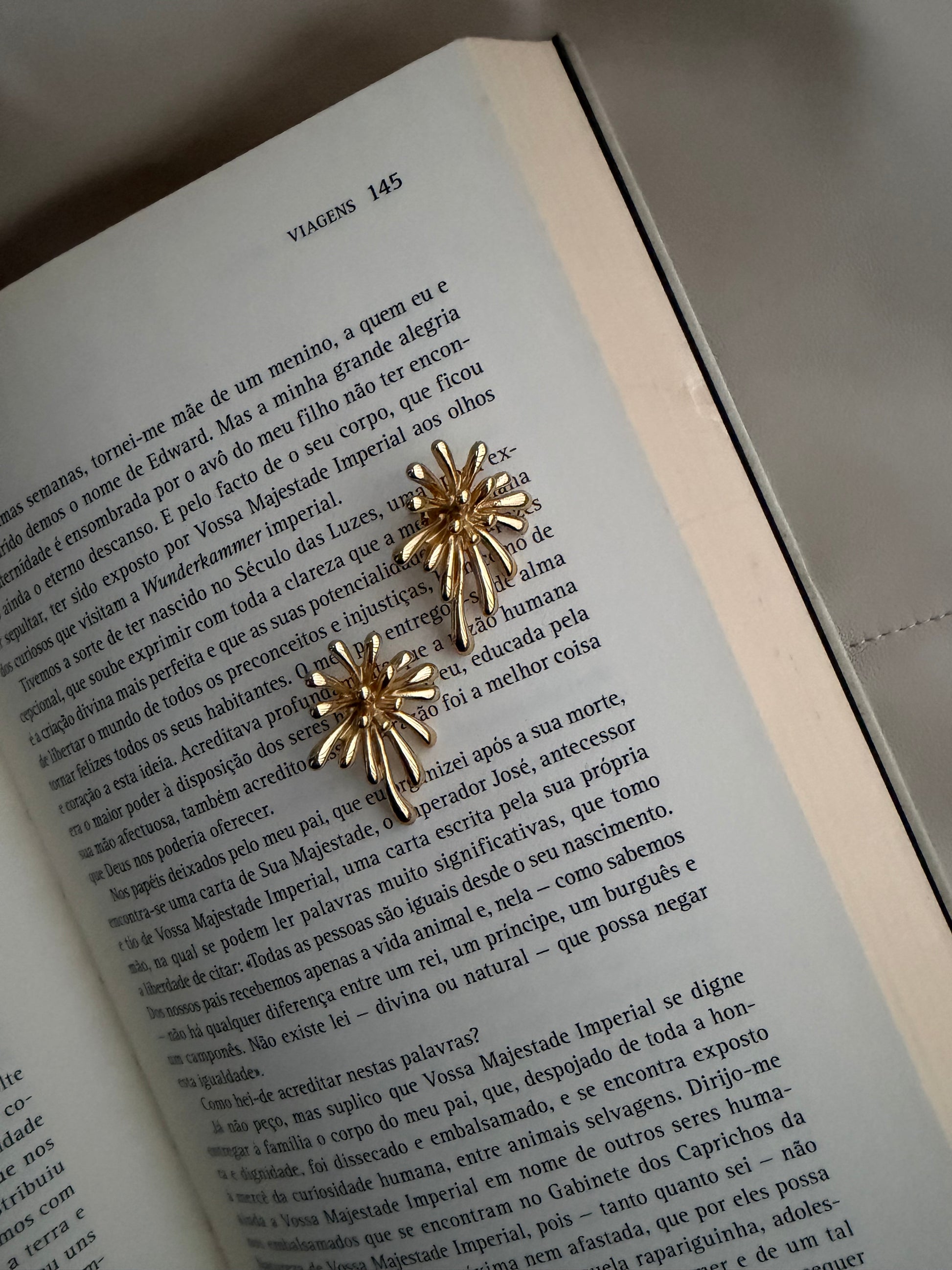 brincos Frésia dourados para ocasiões especiais, design irreverente e elegante em aço inoxidável