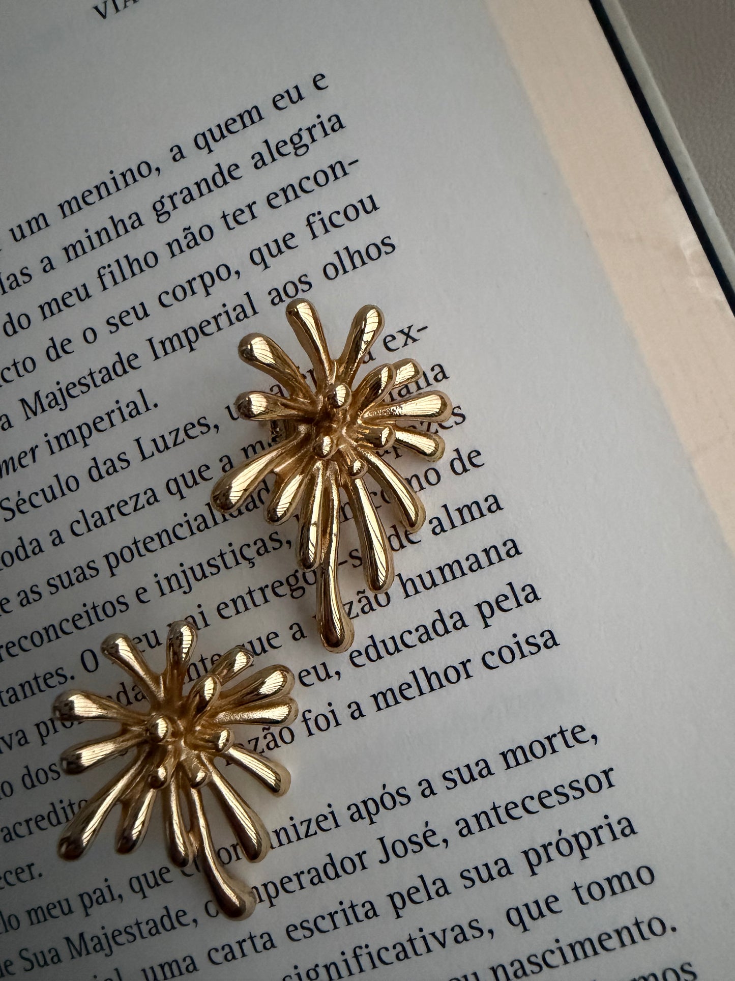 brincos Frésia dourados para ocasiões especiais, design irreverente e elegante em aço inoxidável