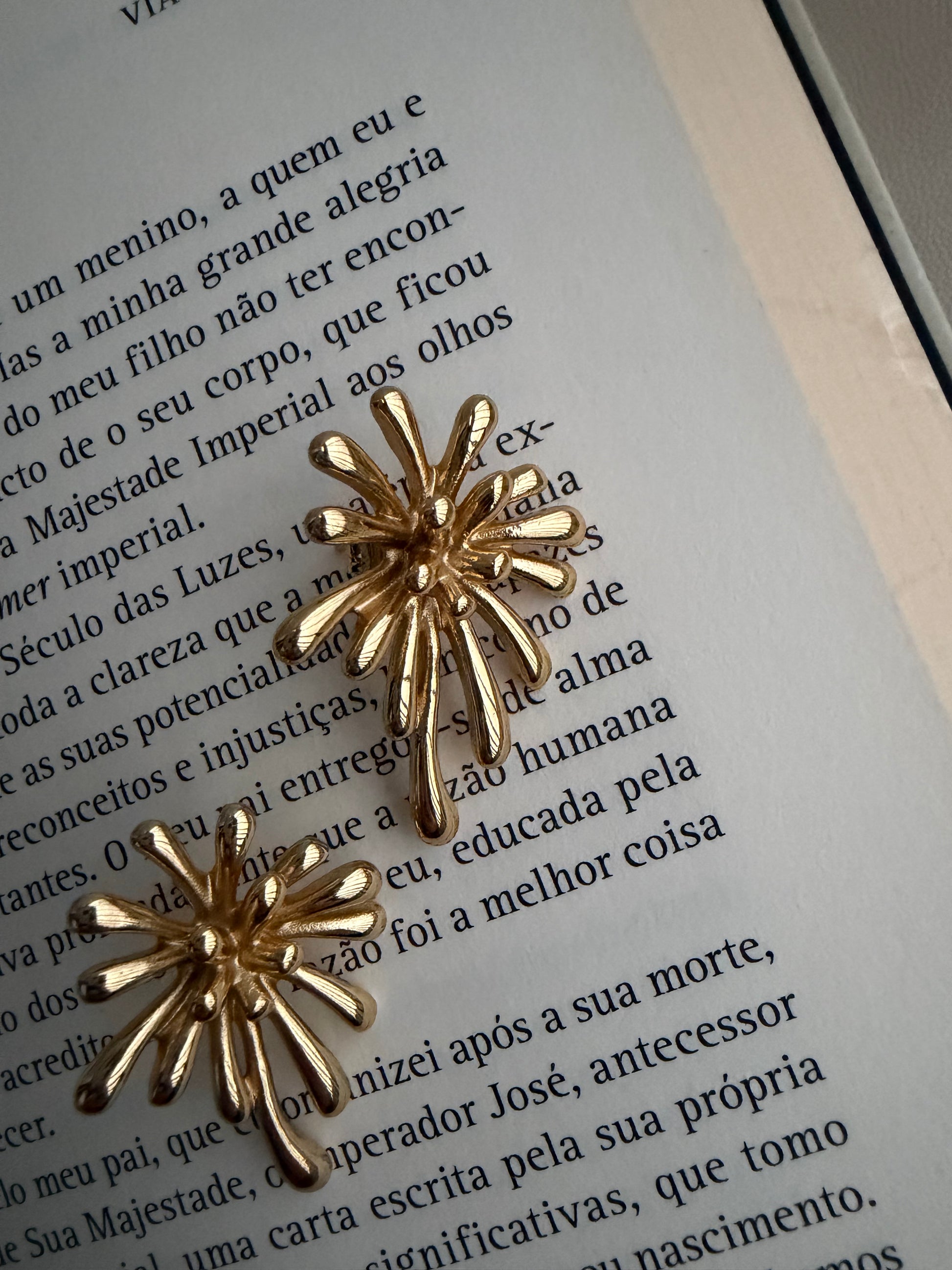 brincos Frésia dourados para ocasiões especiais, design irreverente e elegante em aço inoxidável