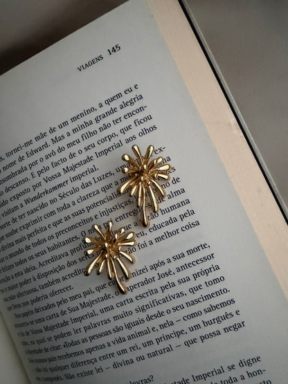brincos Frésia dourados para ocasiões especiais, design irreverente e elegante em aço inoxidável